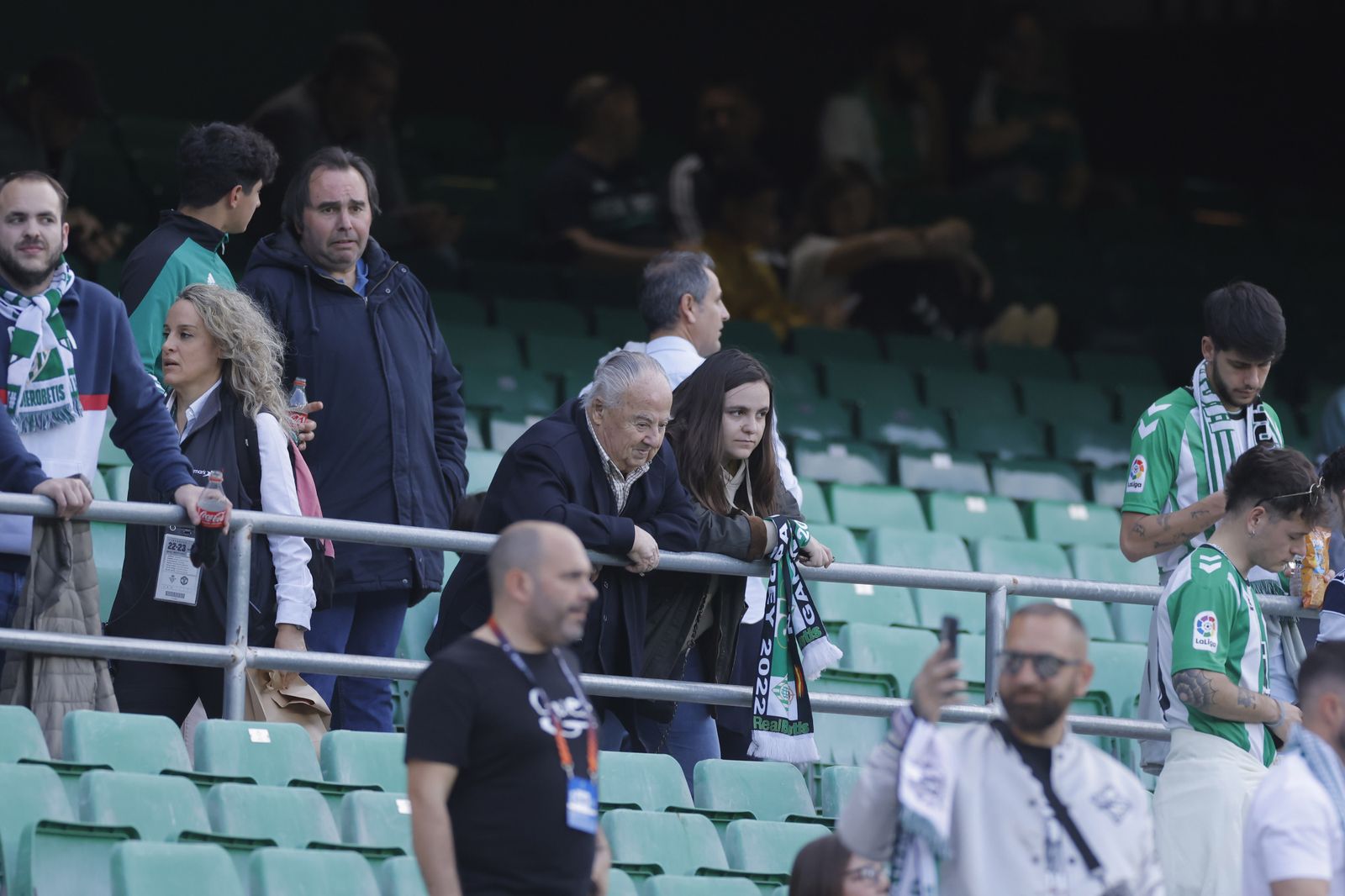 Búscate en las fotos del Betis-Manchester