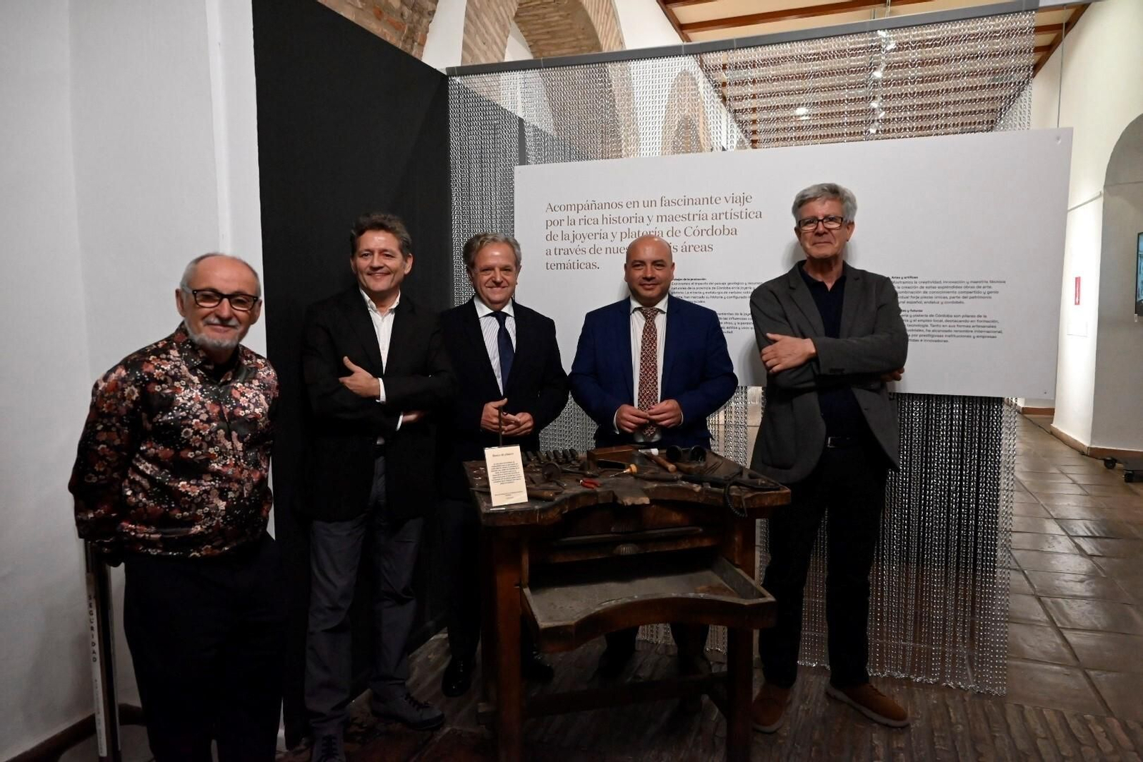 La exposición 'Todo lo que brilla' que recorre la joyería de Córdoba, en imágenes
