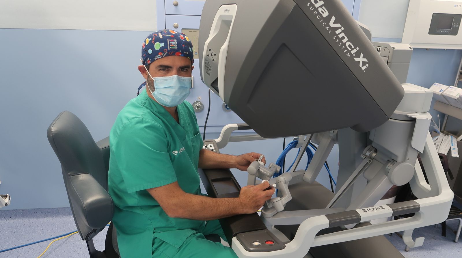 El doctor Antonio Domínguez Amodeo, cirujano bariátrico acreditado para llevar a cabo intervenciones con el robot Da Vinci.