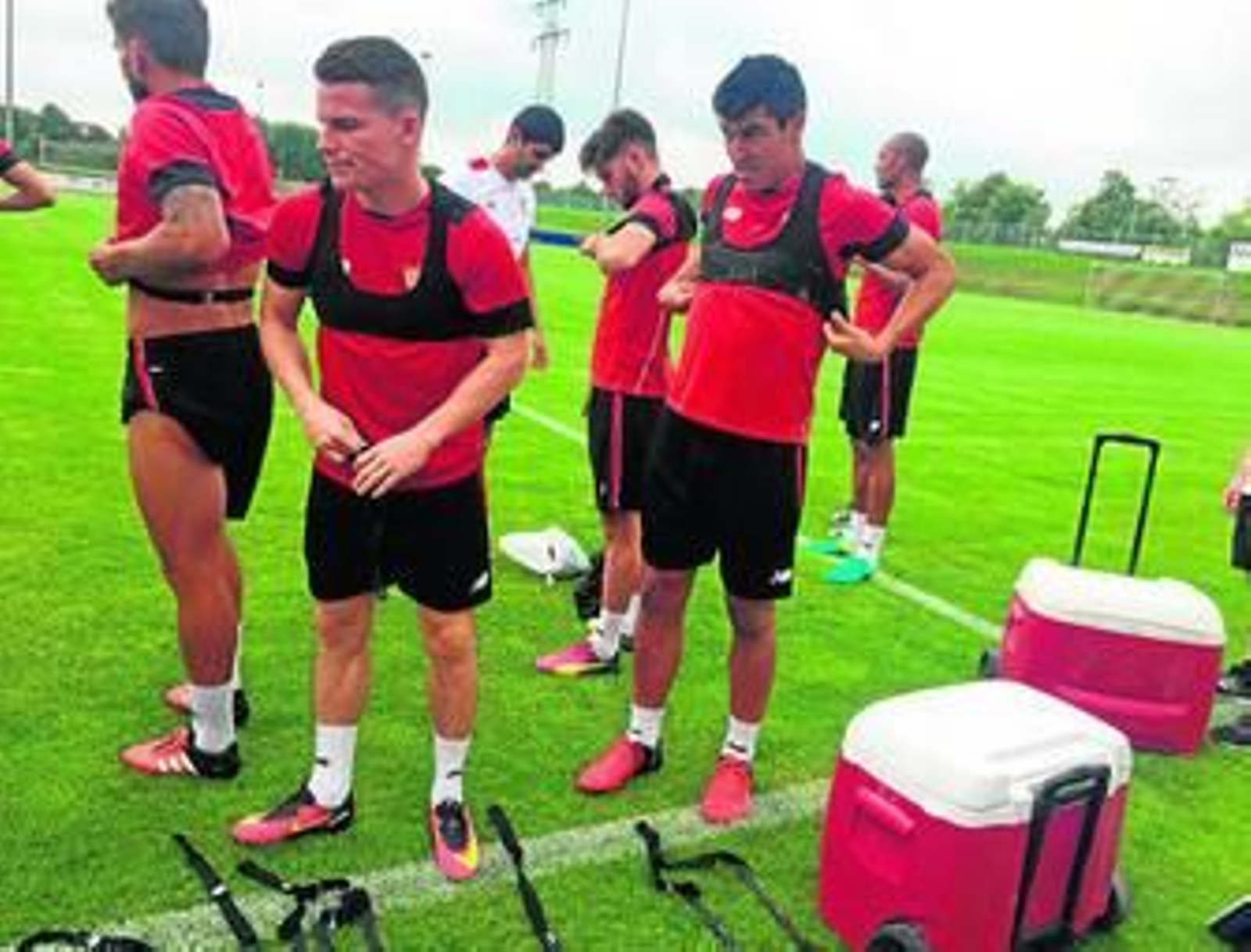 Kevin Gameiro acude a refrescarse durante el entrenamiento de ayer.
