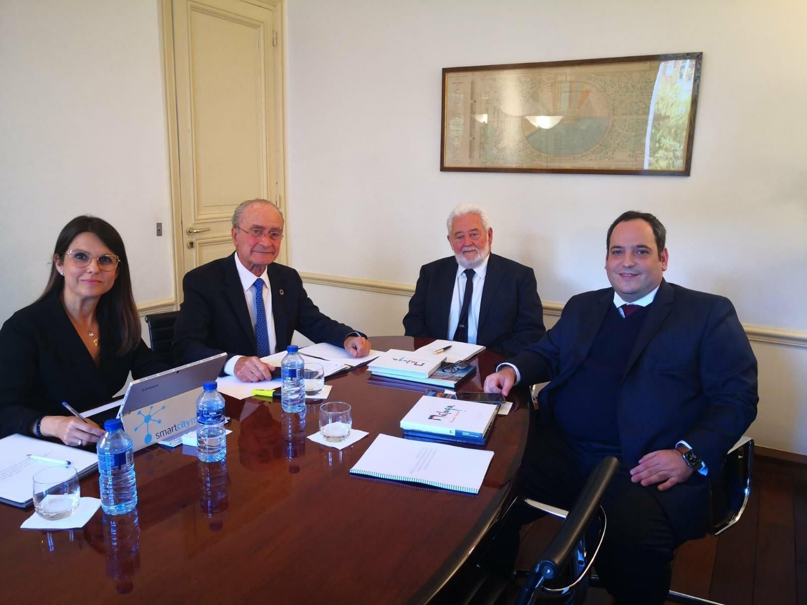 Susana Carillo, Francisco de la Torre, Vicente González Loscertales y Dimitri Kerkentzes, en la reunión de París. Susana Carillo, Francisco de la Torre, Vicente González Loscertales y Dimitri Kerkentzes, en la reunión de París.
