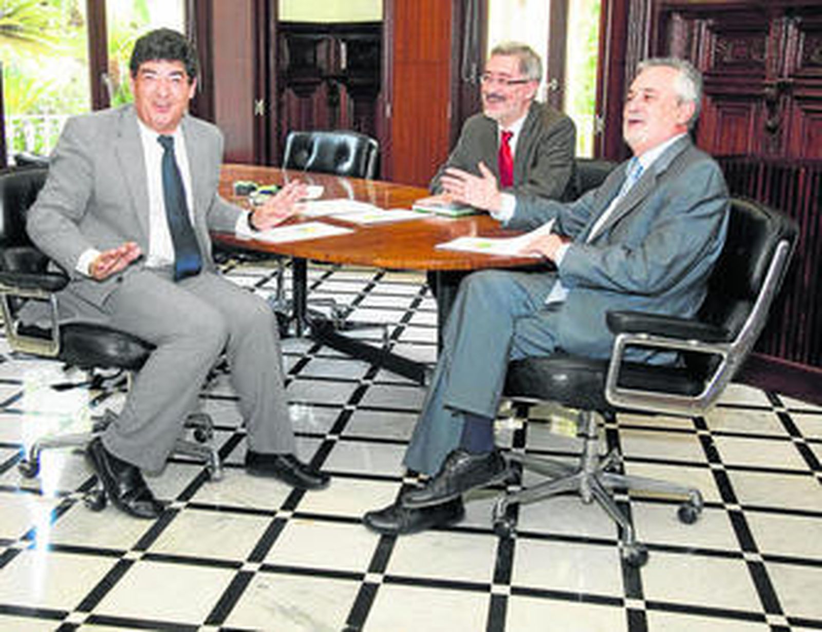 El presidente Griñán, ayer, junto al líder de IU Diego Valderas y el consejero de Economía, Antonio Ávila.