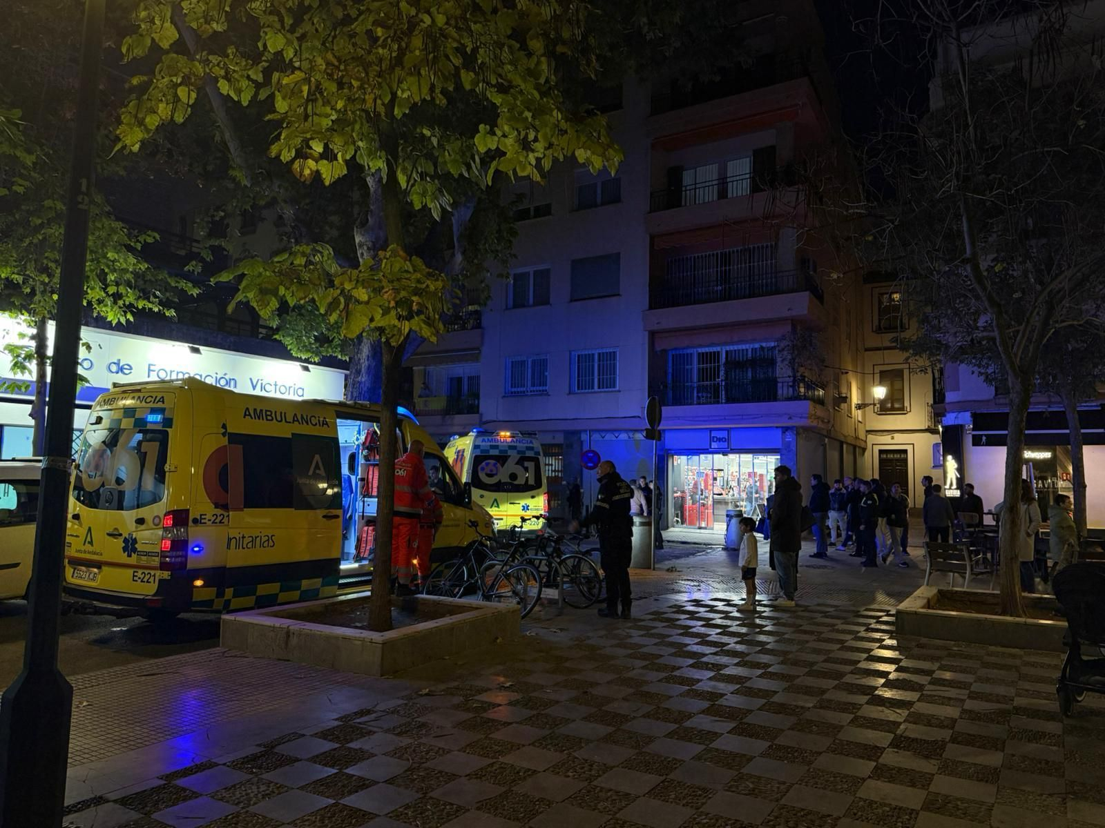 Sanitarios y policías en el lugar de los hechos, la plaza de la Gavidia.