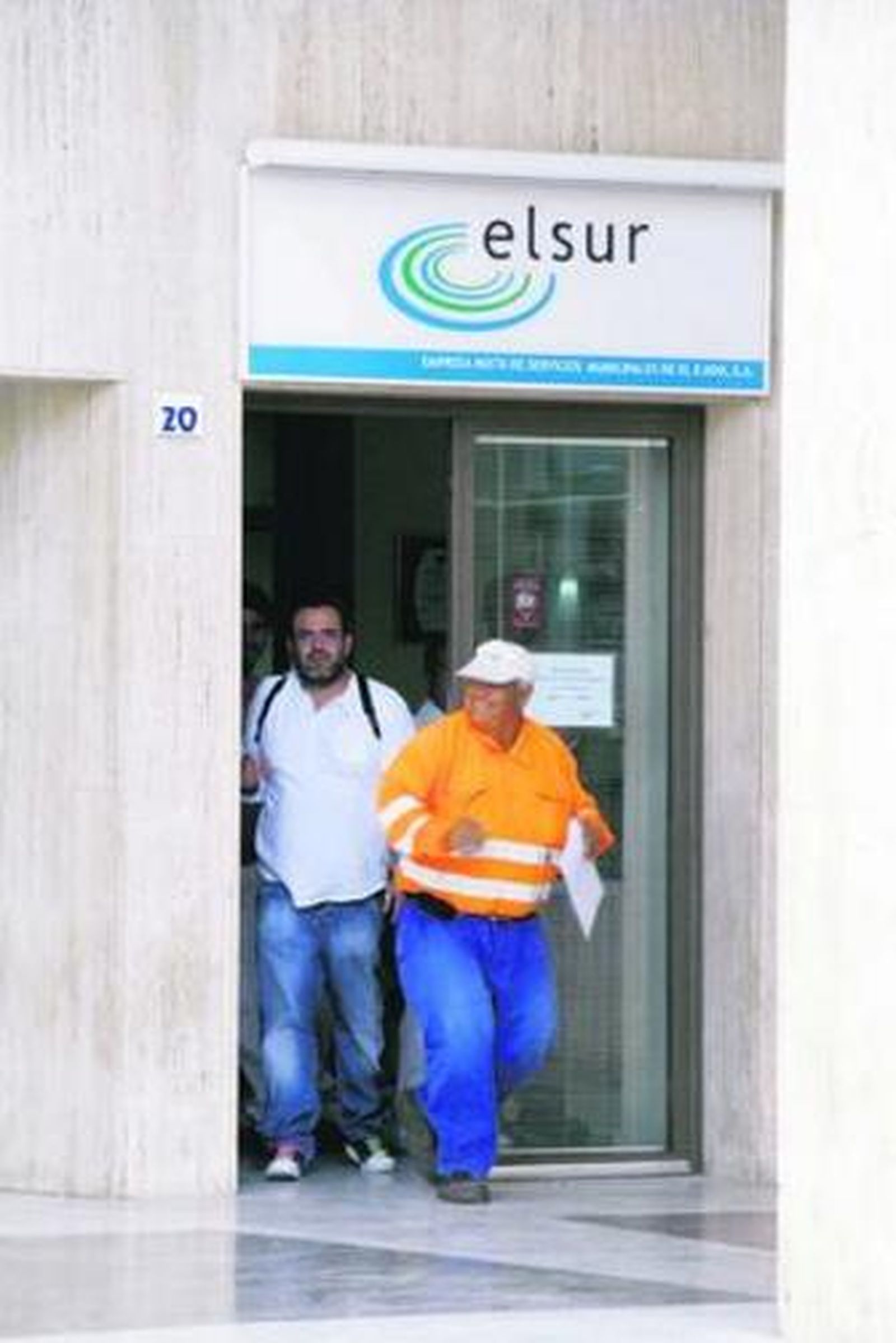 Trabajadores saliendo ayer de la sede de Elsur.