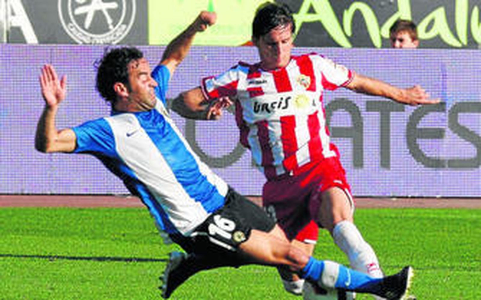 Peña realiza una fuerte entrada sobre Piatti.