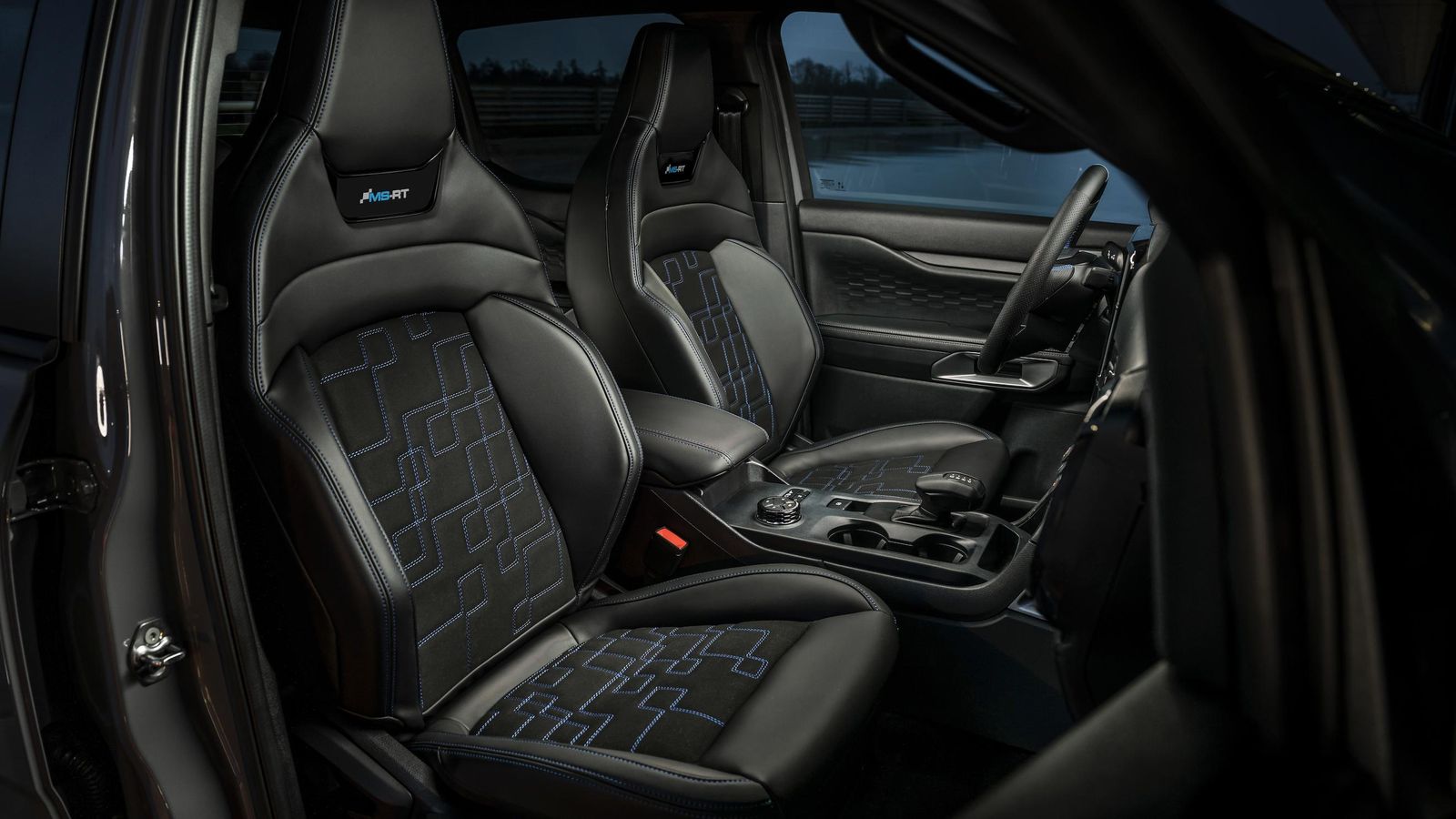 La deportividad también alcanza a los asientos, bacquets con refuerzos laterales en esta versión.