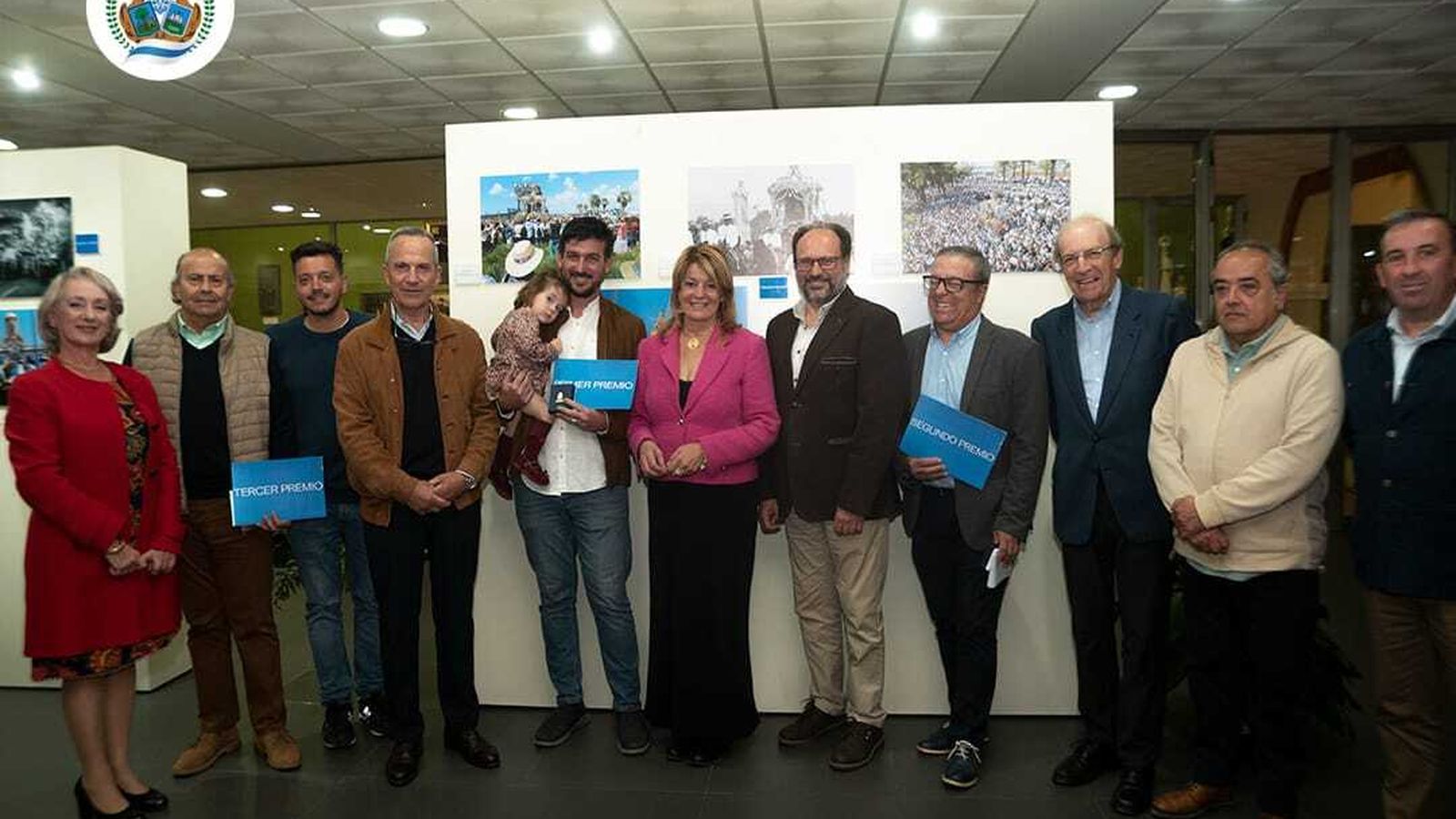 Los premiados junto a los organizadores y el jurado.