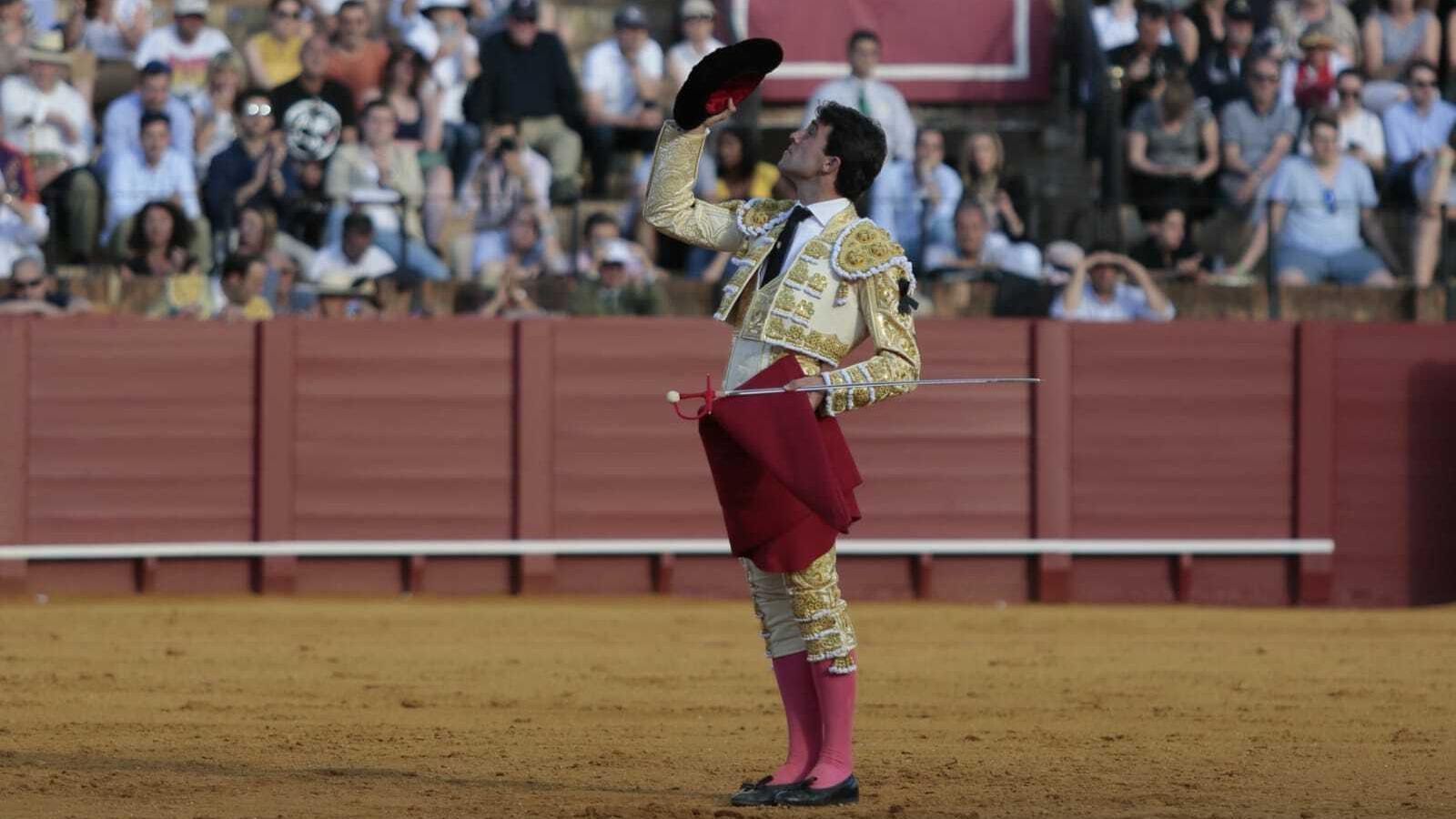 Serna brindando la faena a su padre, fallecido el pasado febrero.