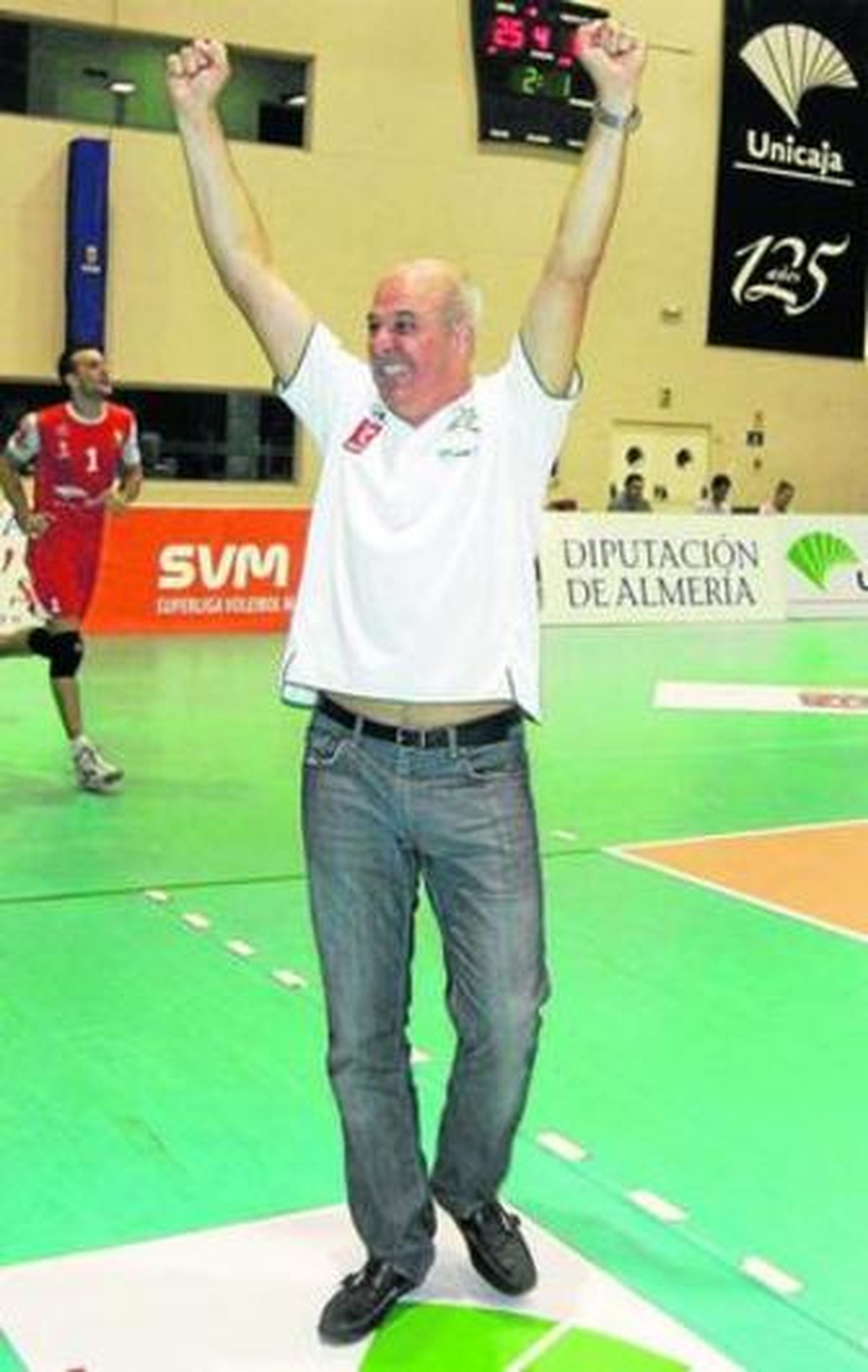 Mondi levanta los puños tras conquistar la Supercopa.