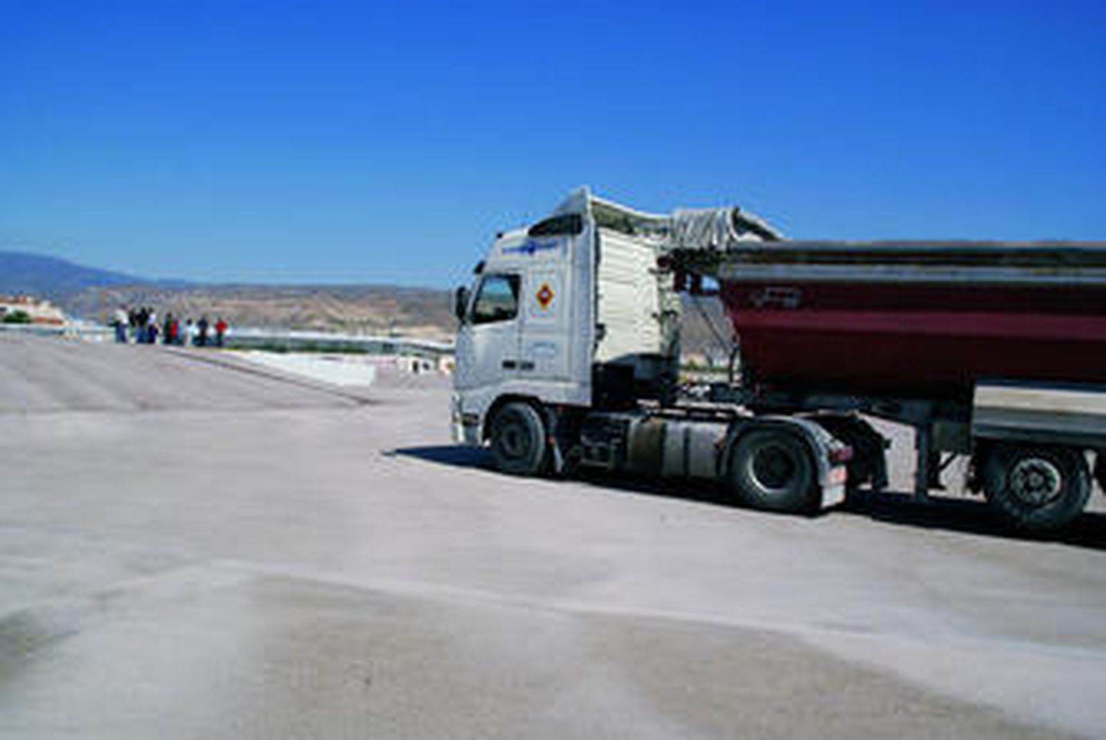 Uno de los primeros camiones en usar el recinto, ayer.