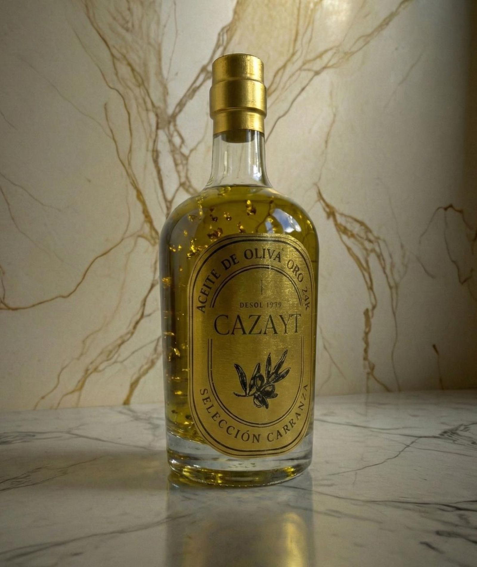 Vista de la botella de AOEVE ecológico con oro de 24 quilates.