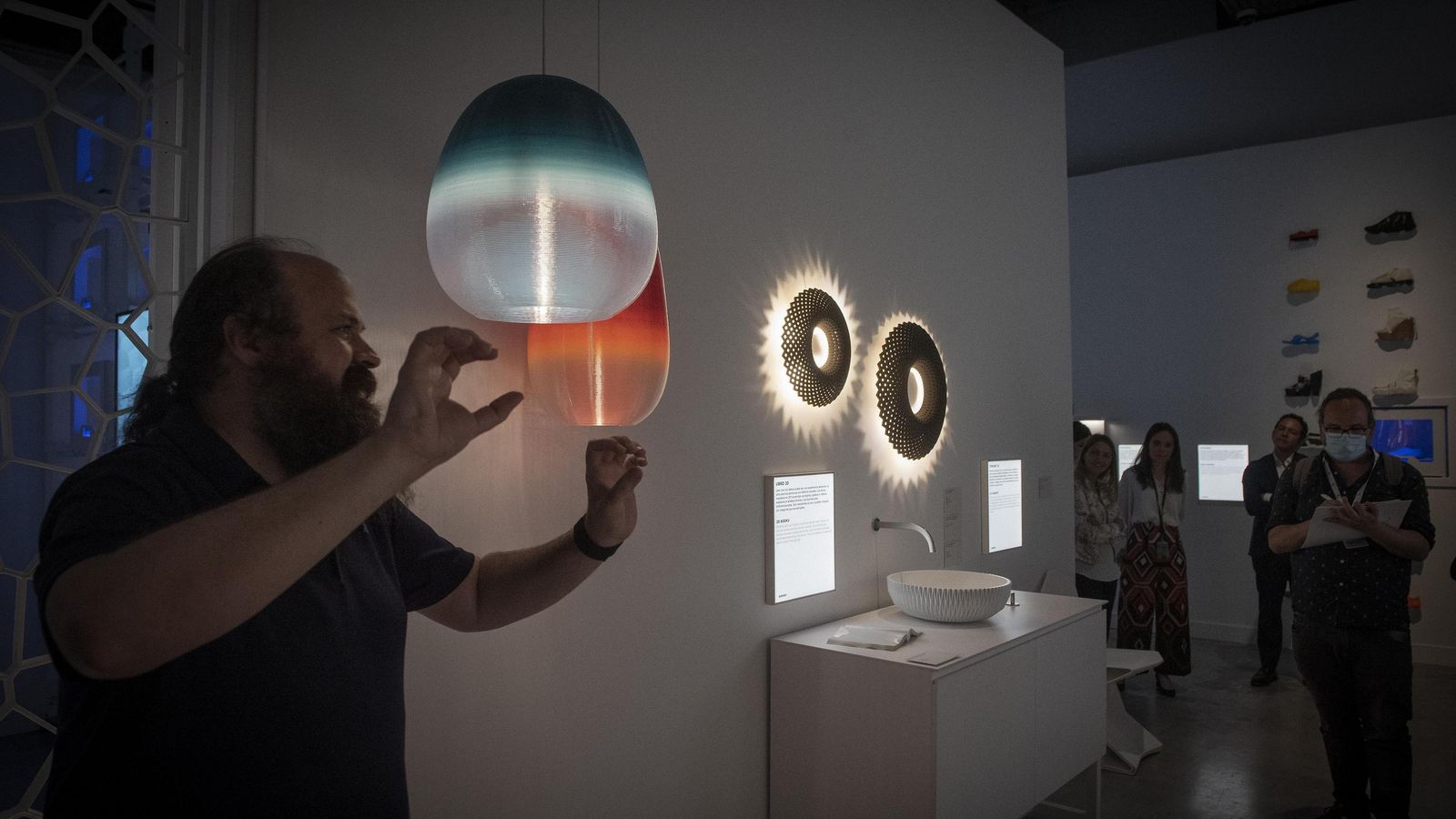 César García Sáez, ante unas lámparas y diseños para el hogar.