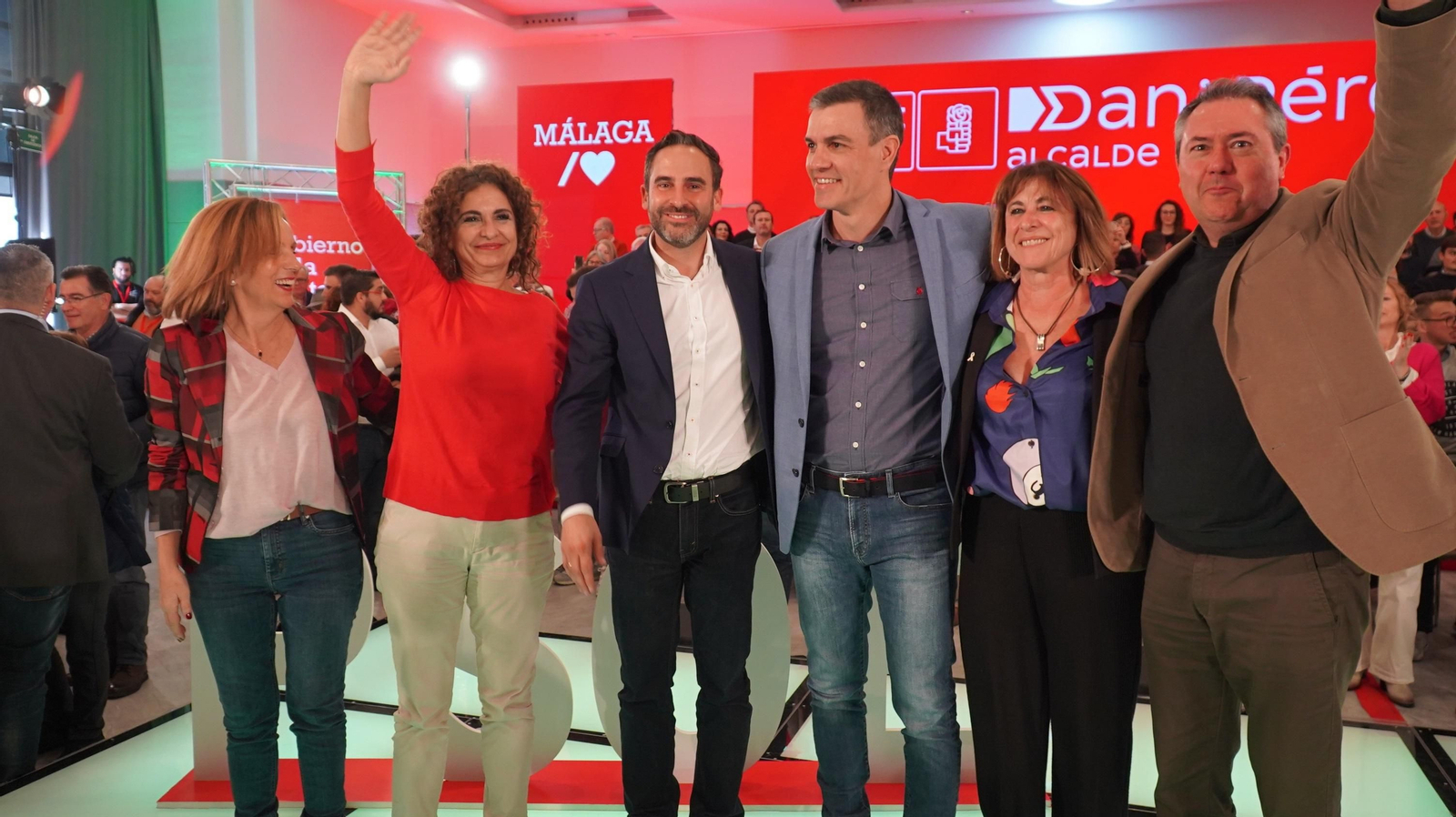 Inmaculada Jabato, a la derecha de Pedro Sánchez, tras un mitin con el presidente en Málaga.