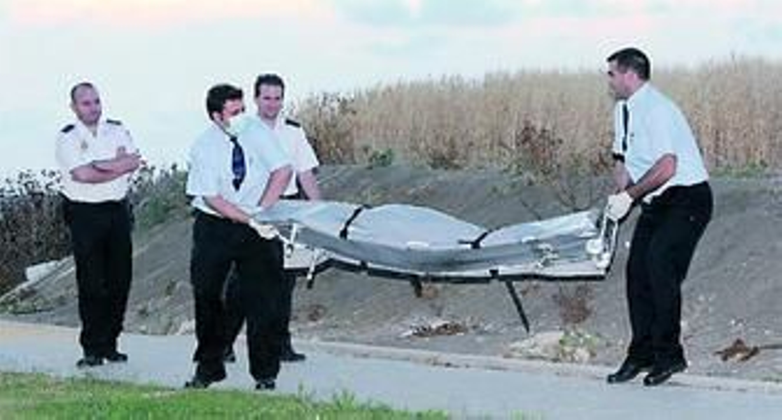 Momento en el que el cuerpo es trasladado ayer.