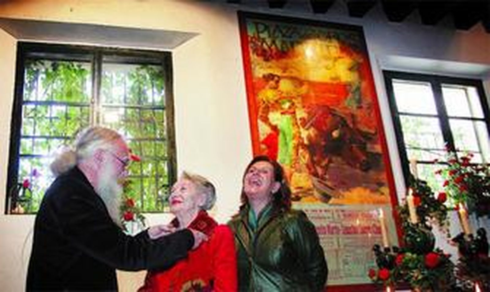 La nuera del artista malagueño flanqueada ayer en la bodega El Pimpi por el presidente de Aplama y la consejera de Cultura.