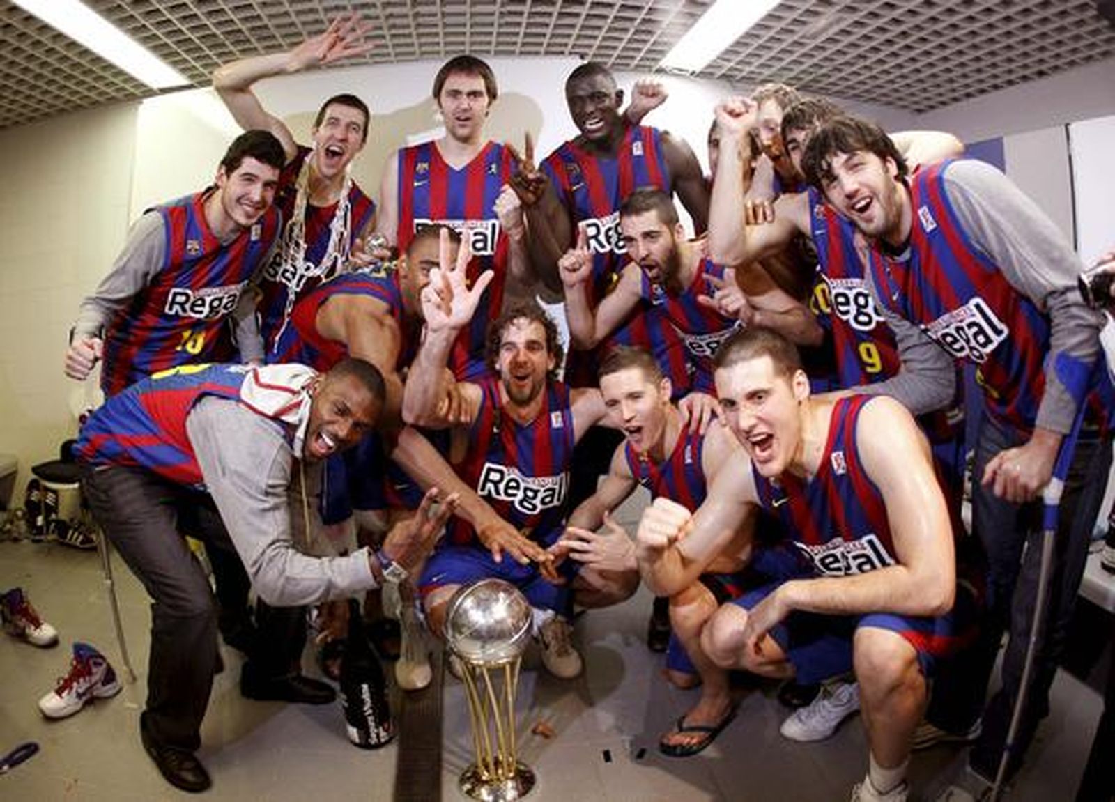 El Barcelona vence en la final de la Copa del Rey ante el Real Madrid por segundo año consecutivo  (68-60). / EFE