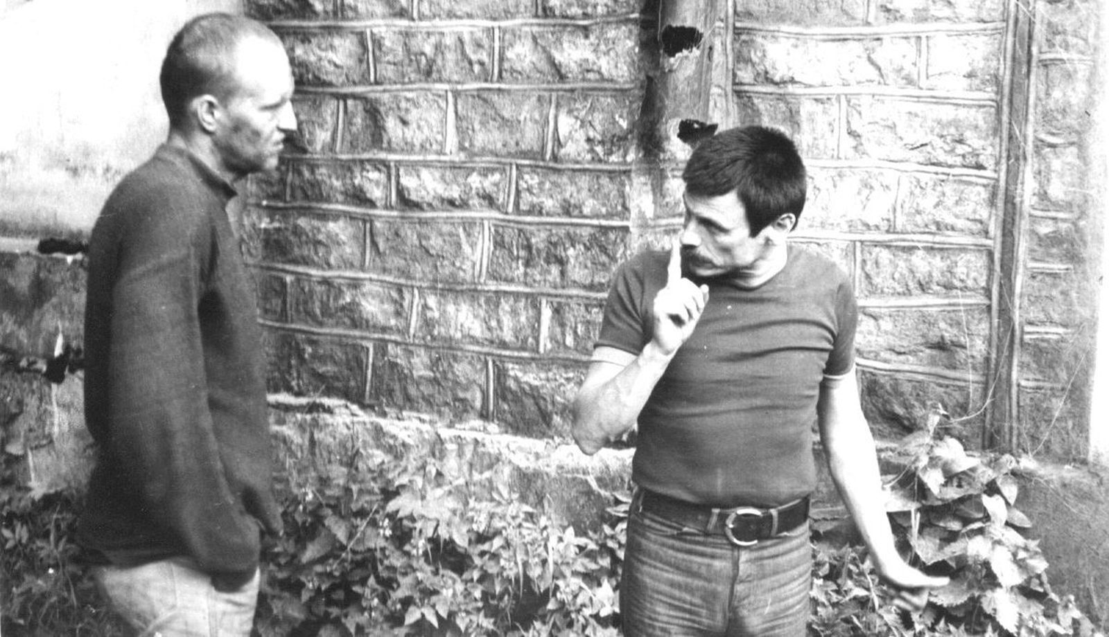 Andréi Tarkovski da instrucciones al actor Alexander Kaidanovski en el rodaje de 'Stalker' (1979).