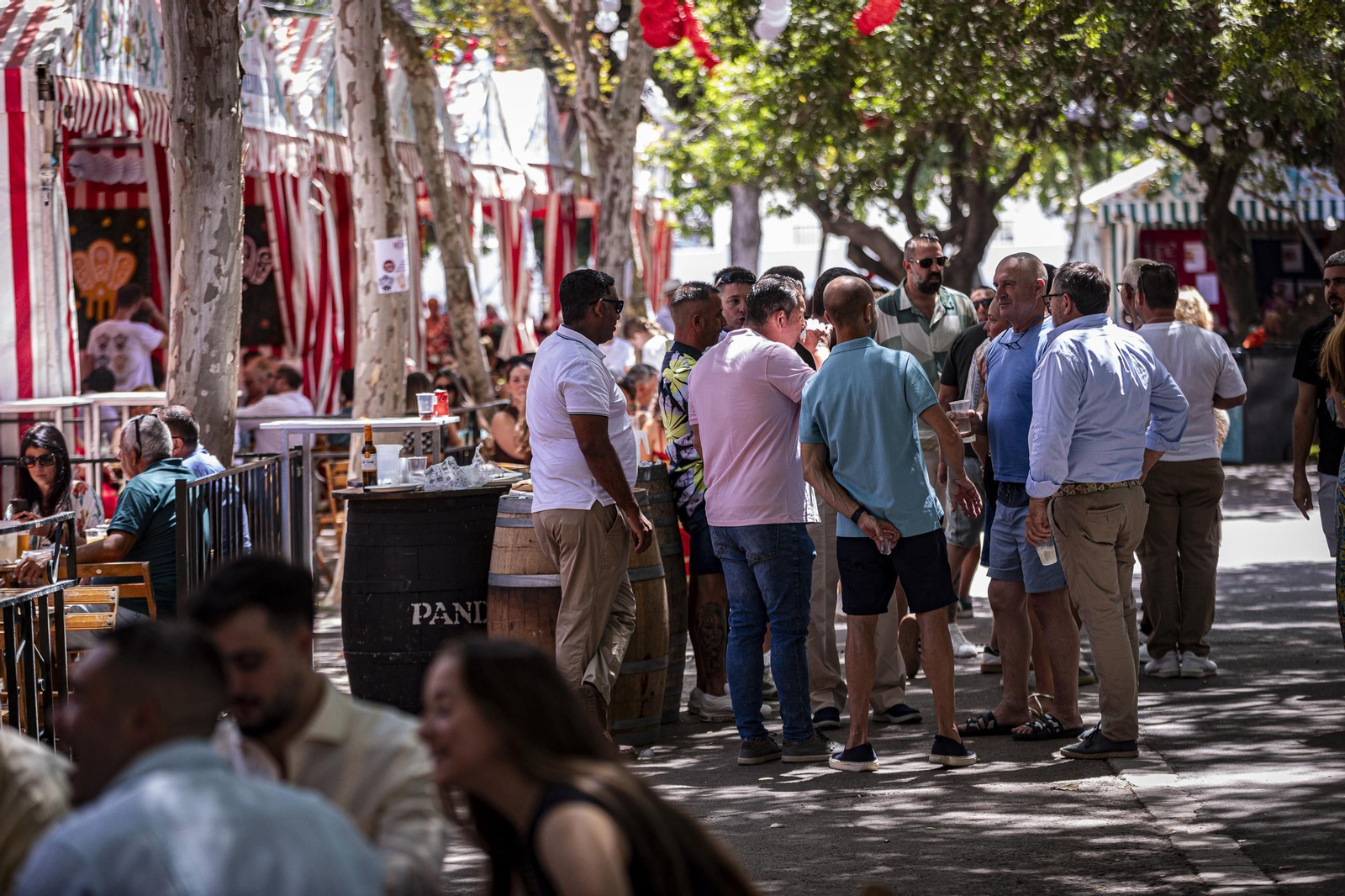 Búscate en las imágenes del Día de la Mujer de la Feria del Carmen y de la Sal de San Fernando