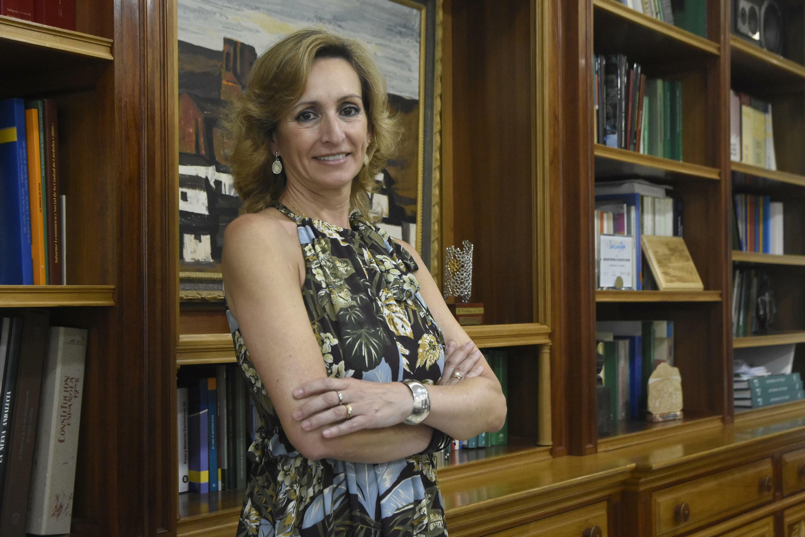 Inmaculada Troncoso posa en su despacho de la Delegación de Educación de la Junta en Córdoba.