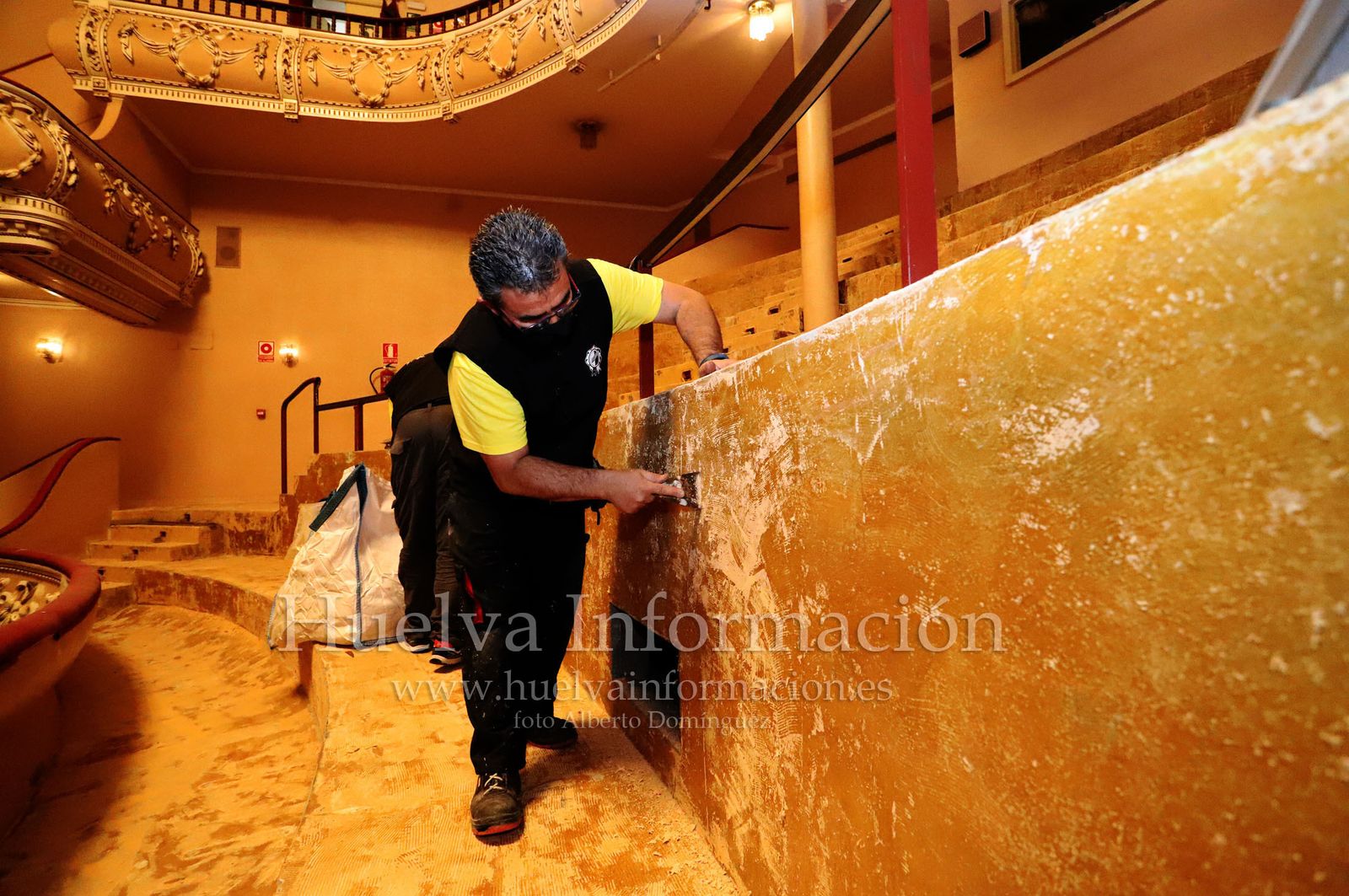 Imágenes de la visita a las obras en el Gran Teatro de Huelva del vicepresidente Juan Marín, acompañado de la consejera Rocío Ruiz y del alcalde Gabriel Cruz