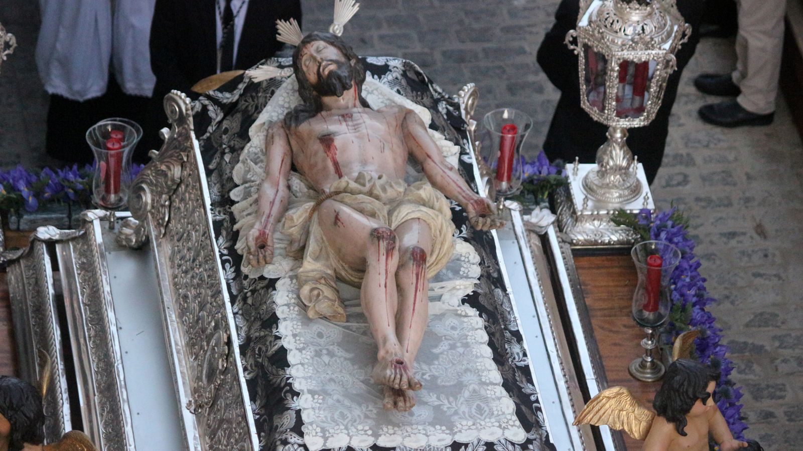 El Cristo Yacente procesionó fuera de la urna