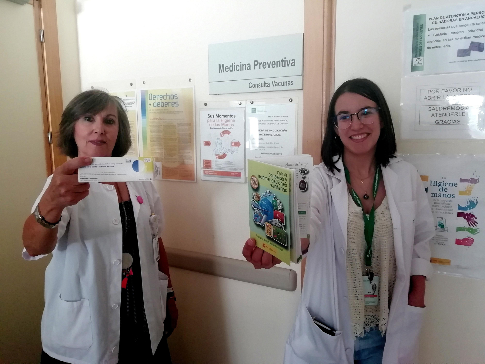 La directora de Medicina Preventiva, Amelia Fernández,a la izquierda, junto a una profesional muestran la guía de consejos