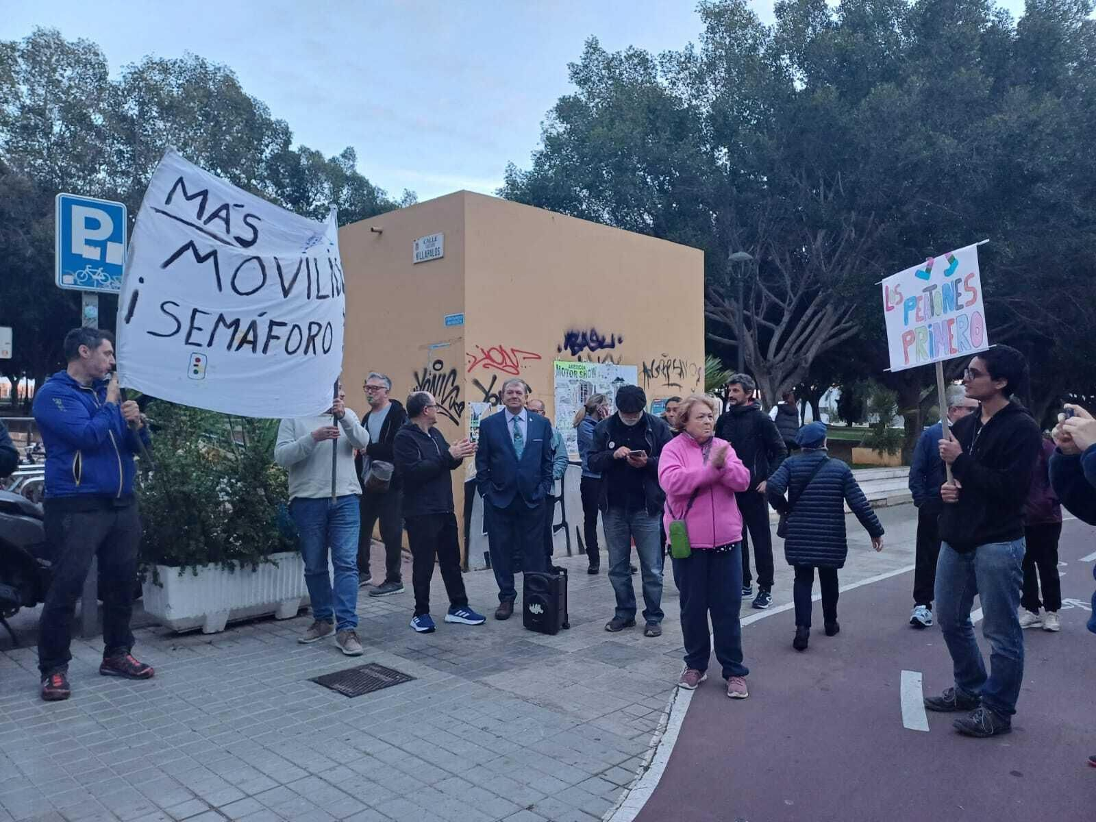 Los vecinos de la Avenida del Mediterráneo protestan Los vecinos de la Avenida del Mediterráneo protestan