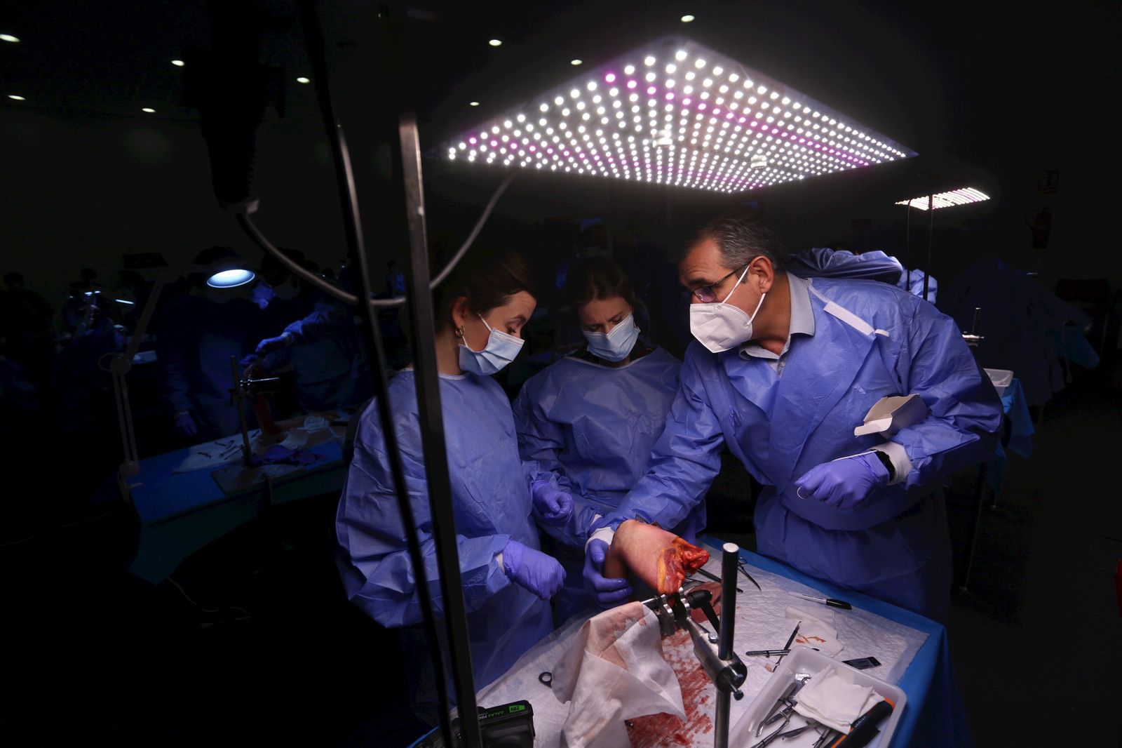 Rafael López Arévalo explica el abordaje de una intervención a dos colegas.