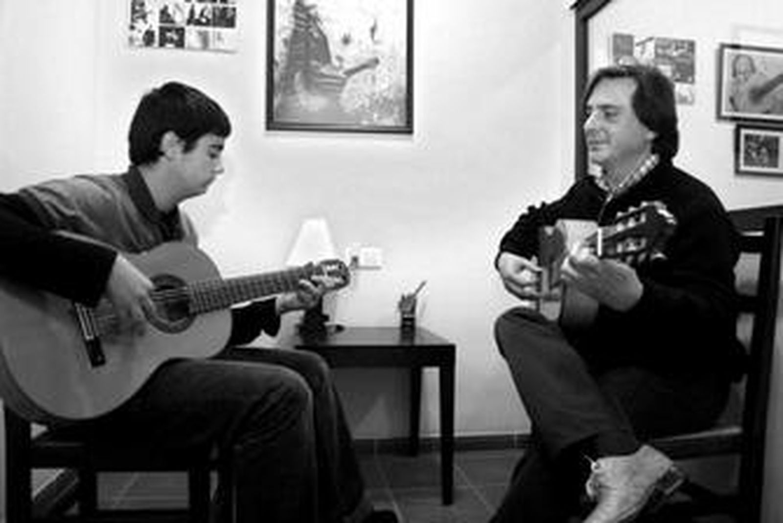 Uno de los alumnos sigue las instrucciones de Paco Navarro.