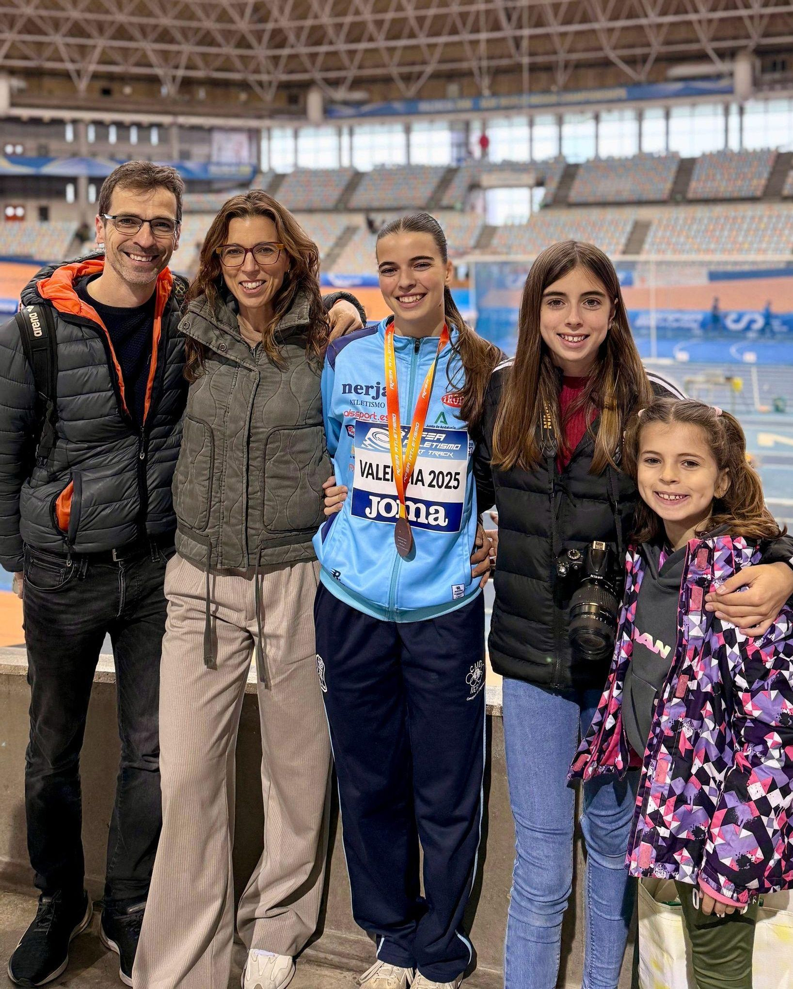 Daniela Sierra posa junto a su familia después de hacerse con el bronce en la competición celebrada en tierras valencianas.