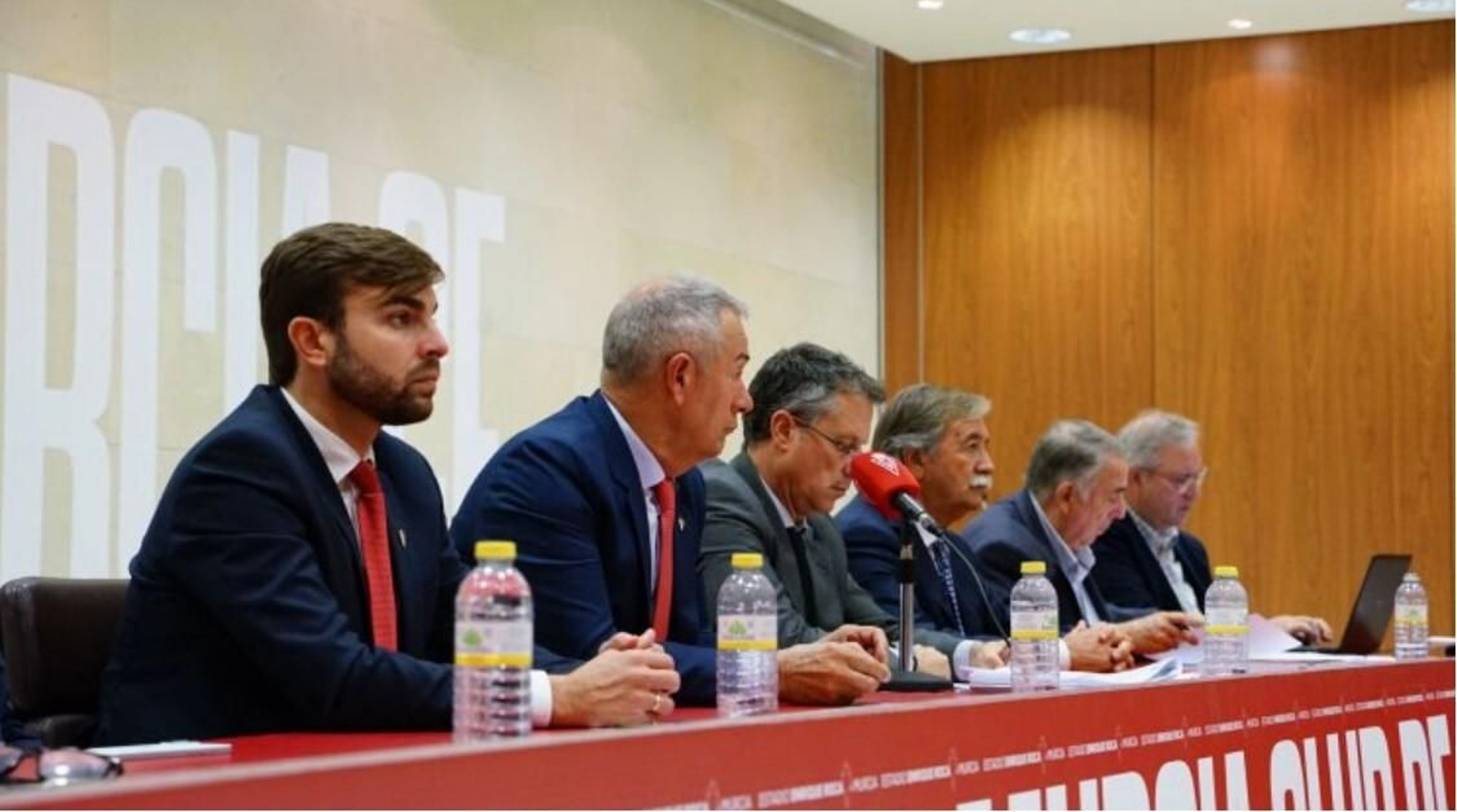 Junta de Accionistas del Real Murcia. Felipe Moreno, el presidente, segundo por la izquierda