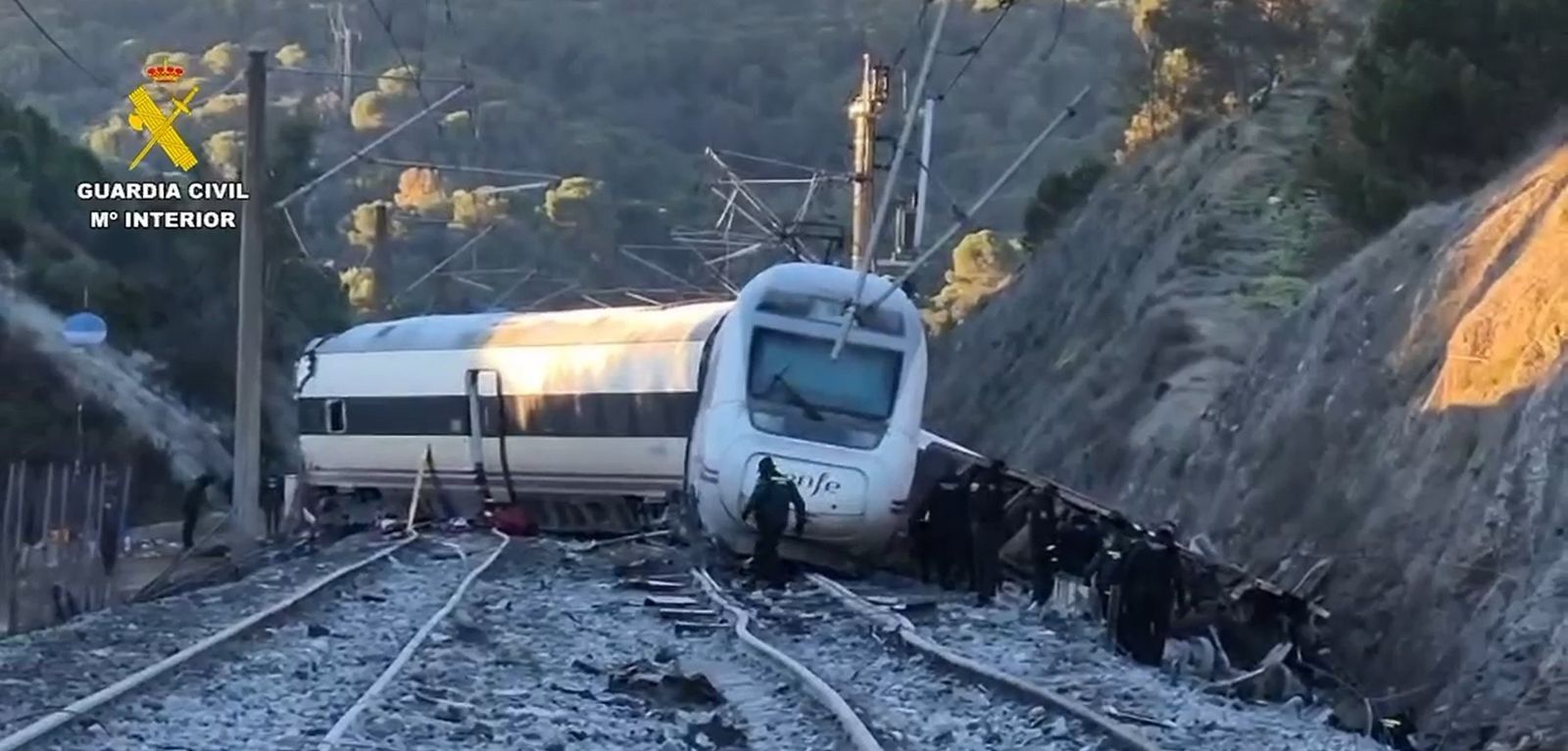 Agentes de la Guardia Civil y expertos en el lugar donde ha descarrillado el tren en Córdoba.