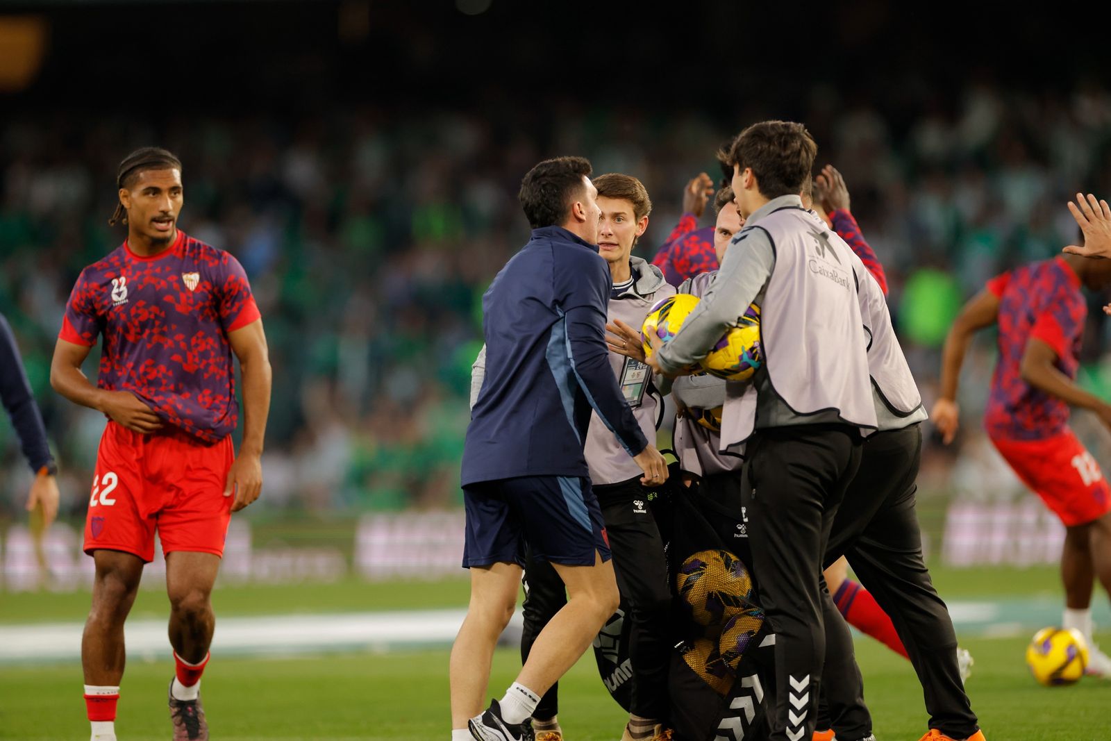 Un utillero del Sevilla se enzarza con un recogepelotas del Betis al término del calentamiento del Sevilla.