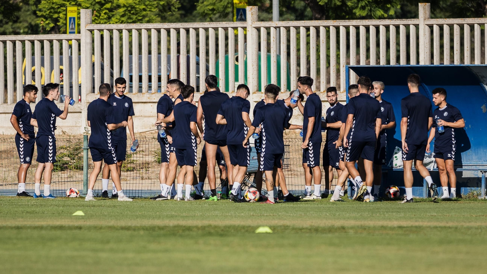 Los jugadores del Xerez DFC se refrescan en un parón en su primer entramiento en el Anexo.