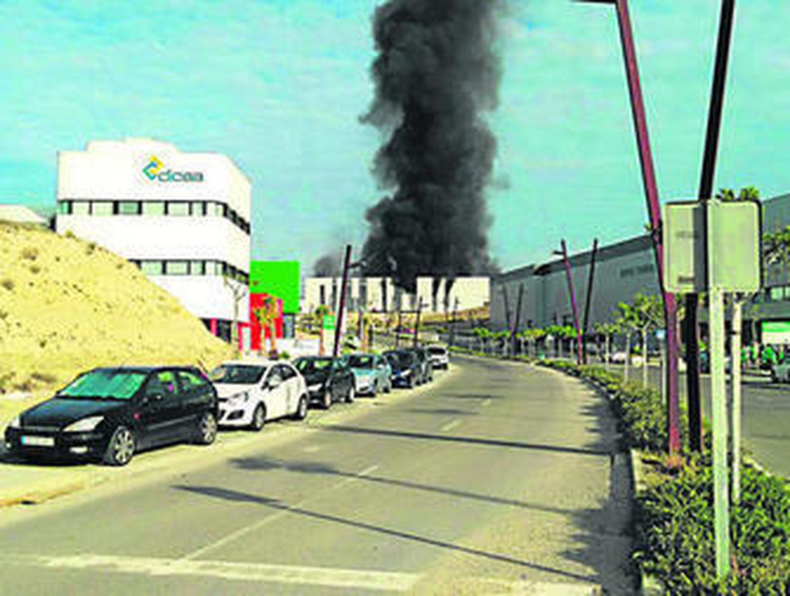 Una gran columna de humo procedente de la nave de Hintes Oil Europa era visible a kilómetros de distancia.