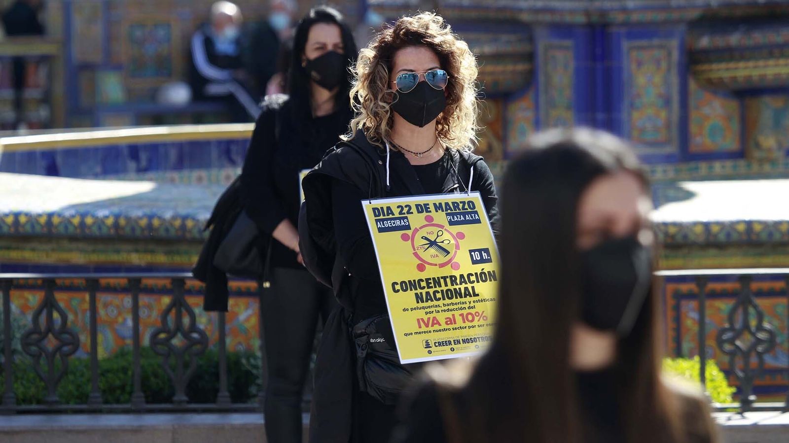 Las fotos de la protesta del sector de las peluquerías en Algeciras para exigir una bajada del IVA