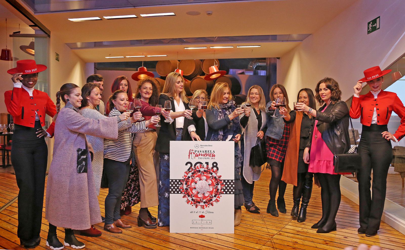 Organización y diseñadores brindan, ayer, en González Byass tras la presentación de la Pasarela Flamenca 2018.