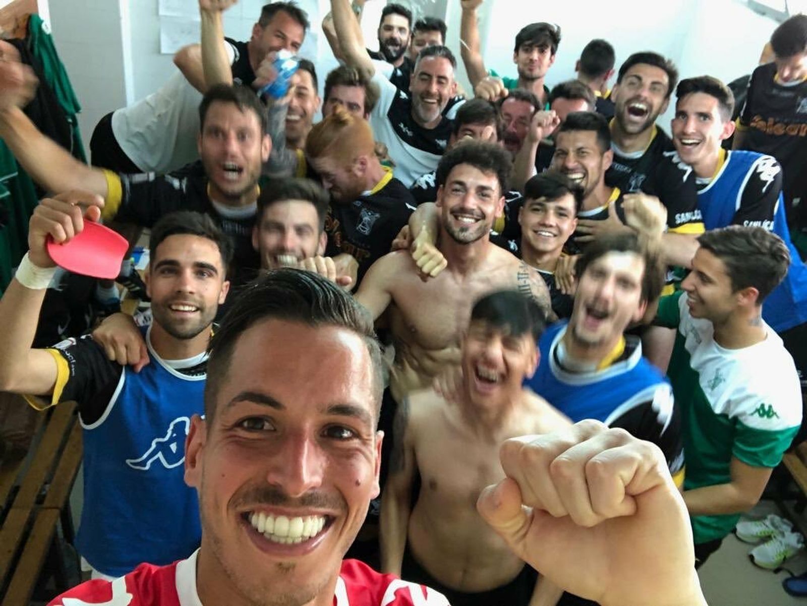 Los jugadores del Sanluqueño celebran el triunfo en el vestuario de Villanueva.