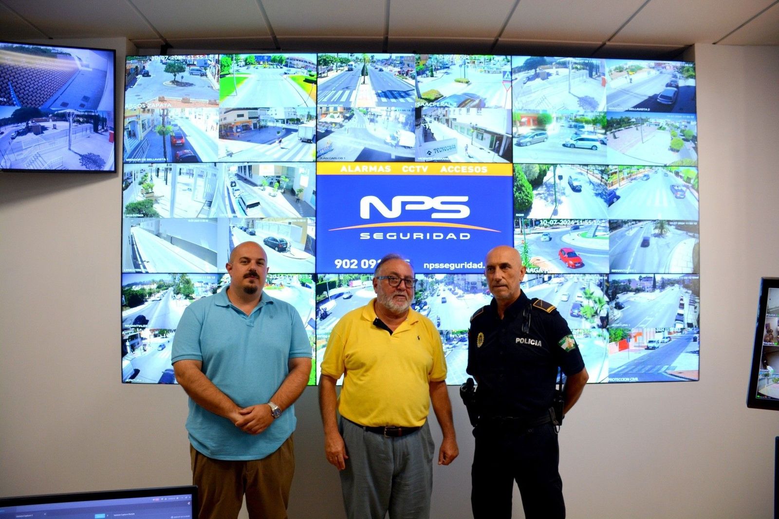 El alcalde (centro) y otros representantes municipales tras la junta de gobierno local.