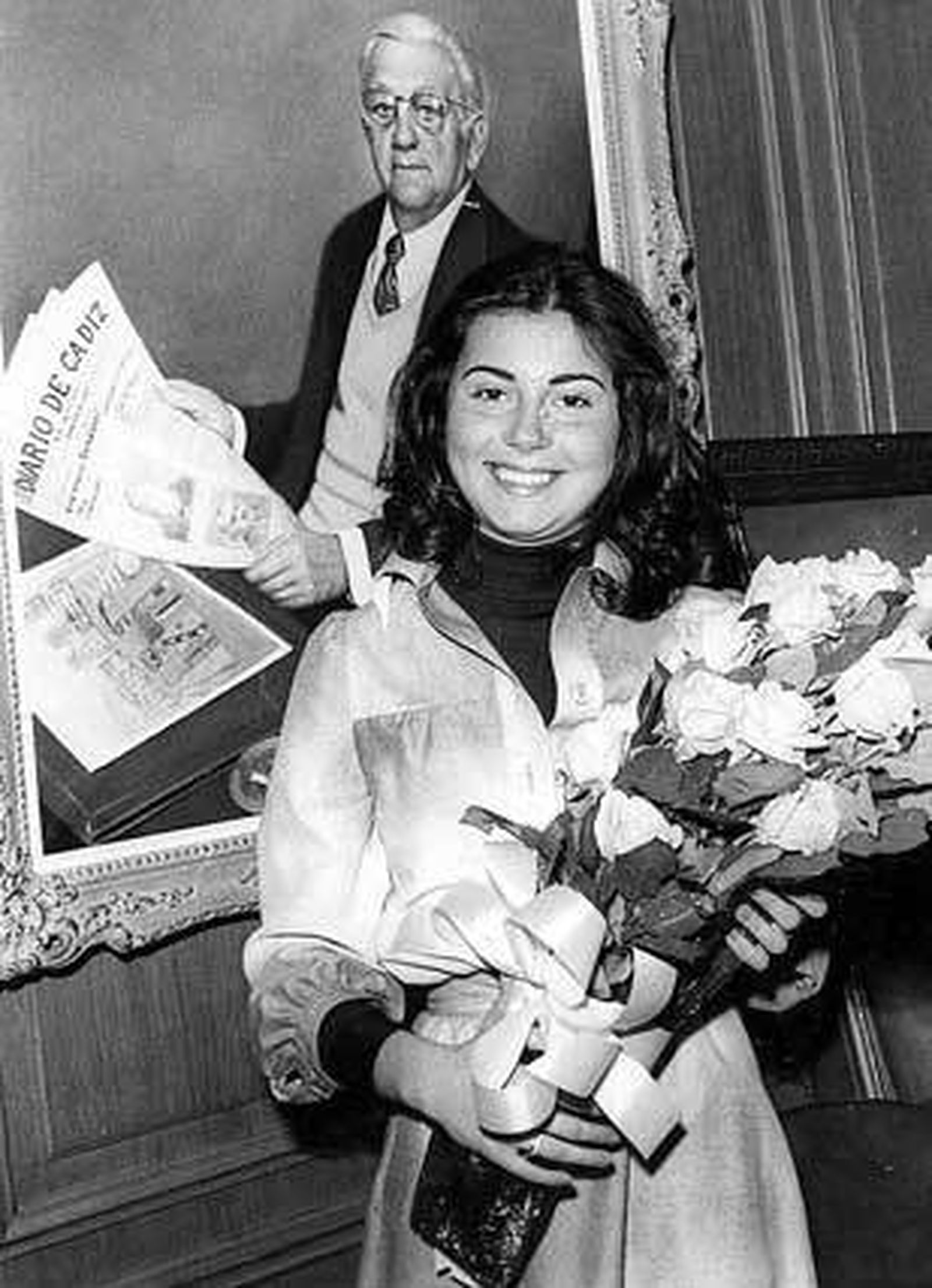 La gaditana María Teresa Lahera posa junto al cuadro de Federico Joly Díez de la Lama durante su visita a Diario de Cádiz, cuando fue reina en 1975.