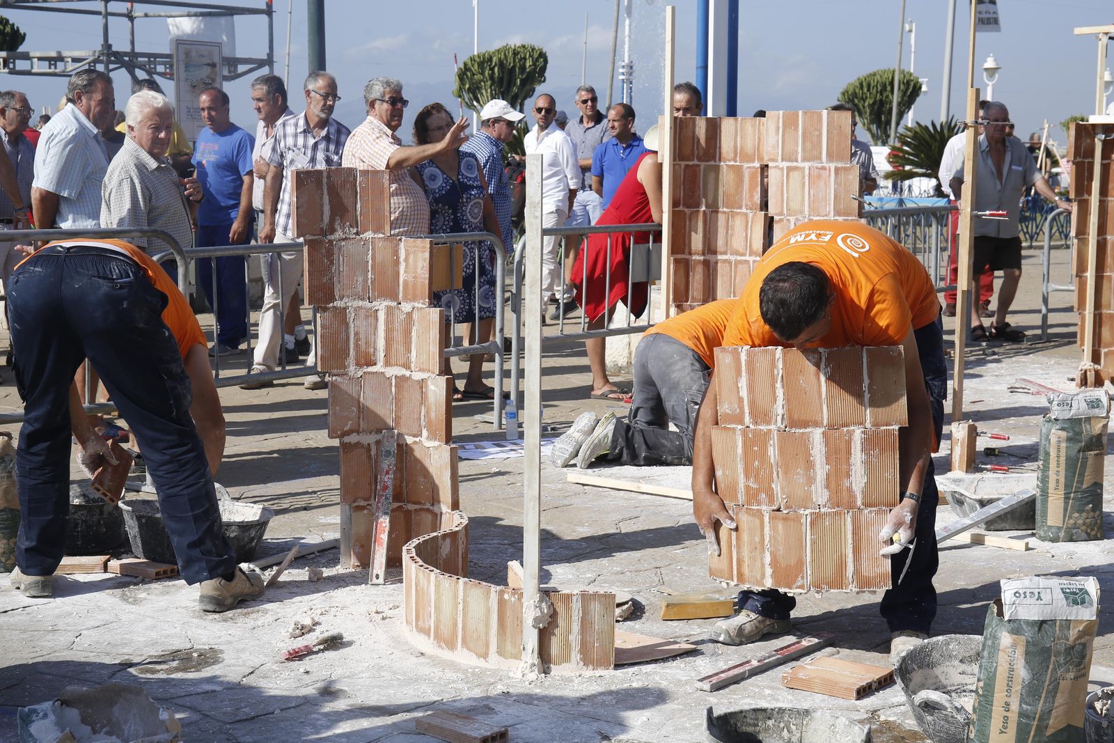 Una cuadrilla de albañiles trabaja en la construcción de la ventana cilíndrica.