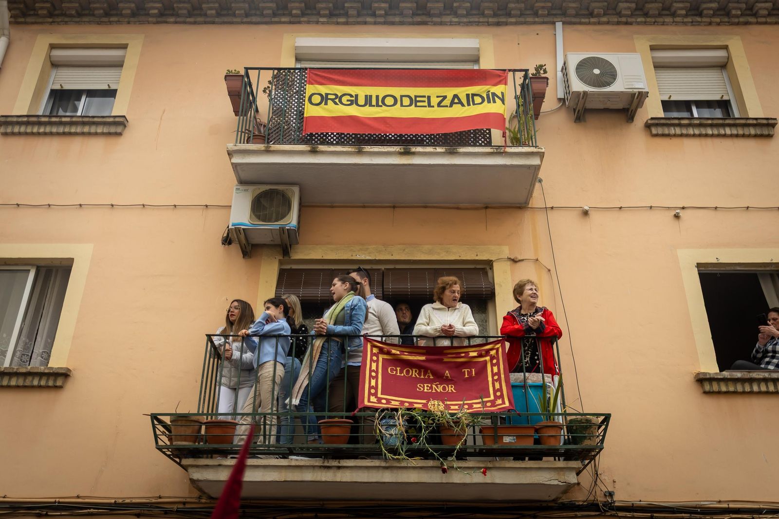 Así vivió Granada la salida de la Hermandad del Trabajo 2025