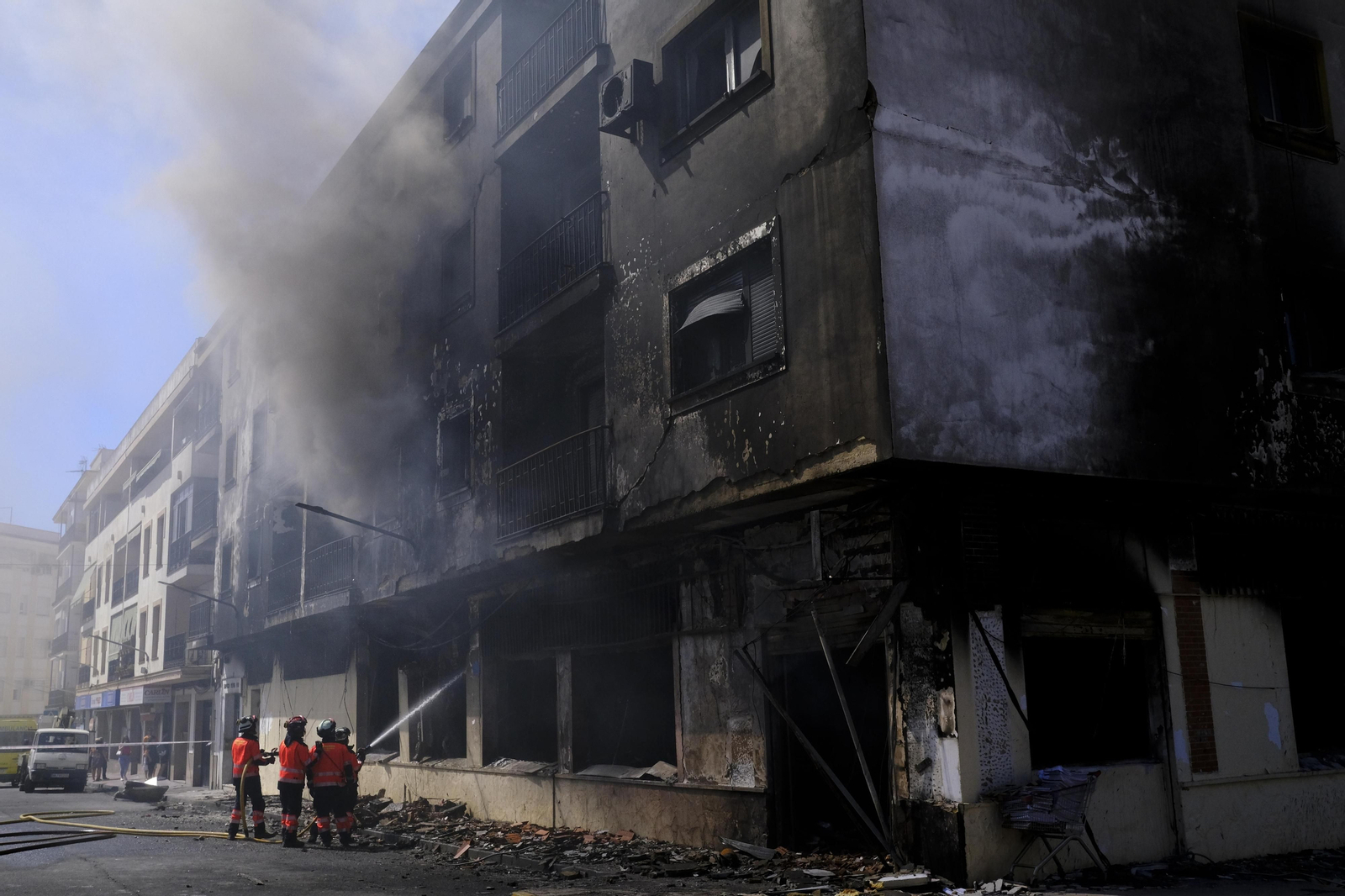 Incendio de un edificio de 18 viviendas en Ronda, en fotos