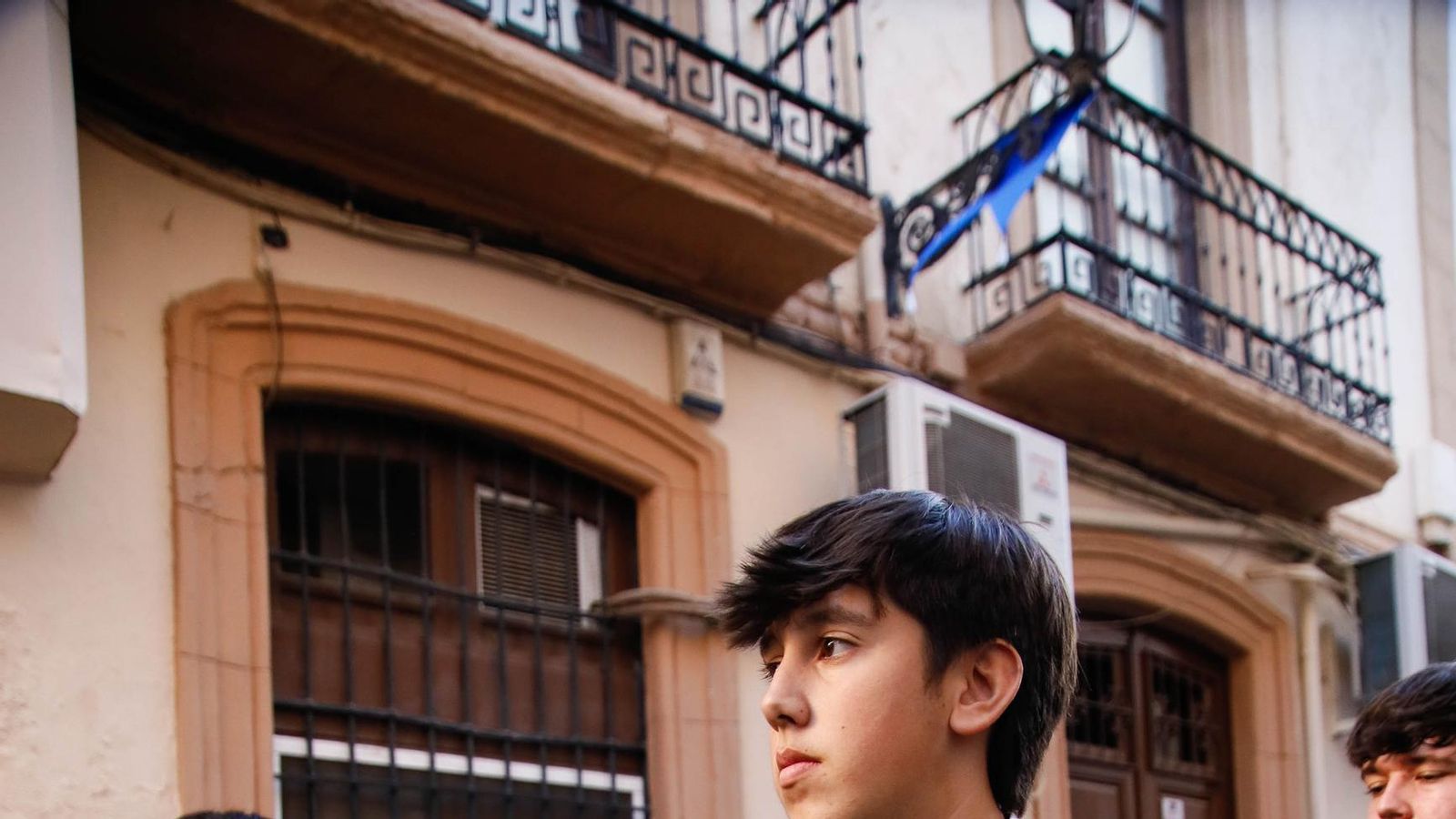 Vea la salida de la Hermandad de Los Ángeles de la Catedral de Almería