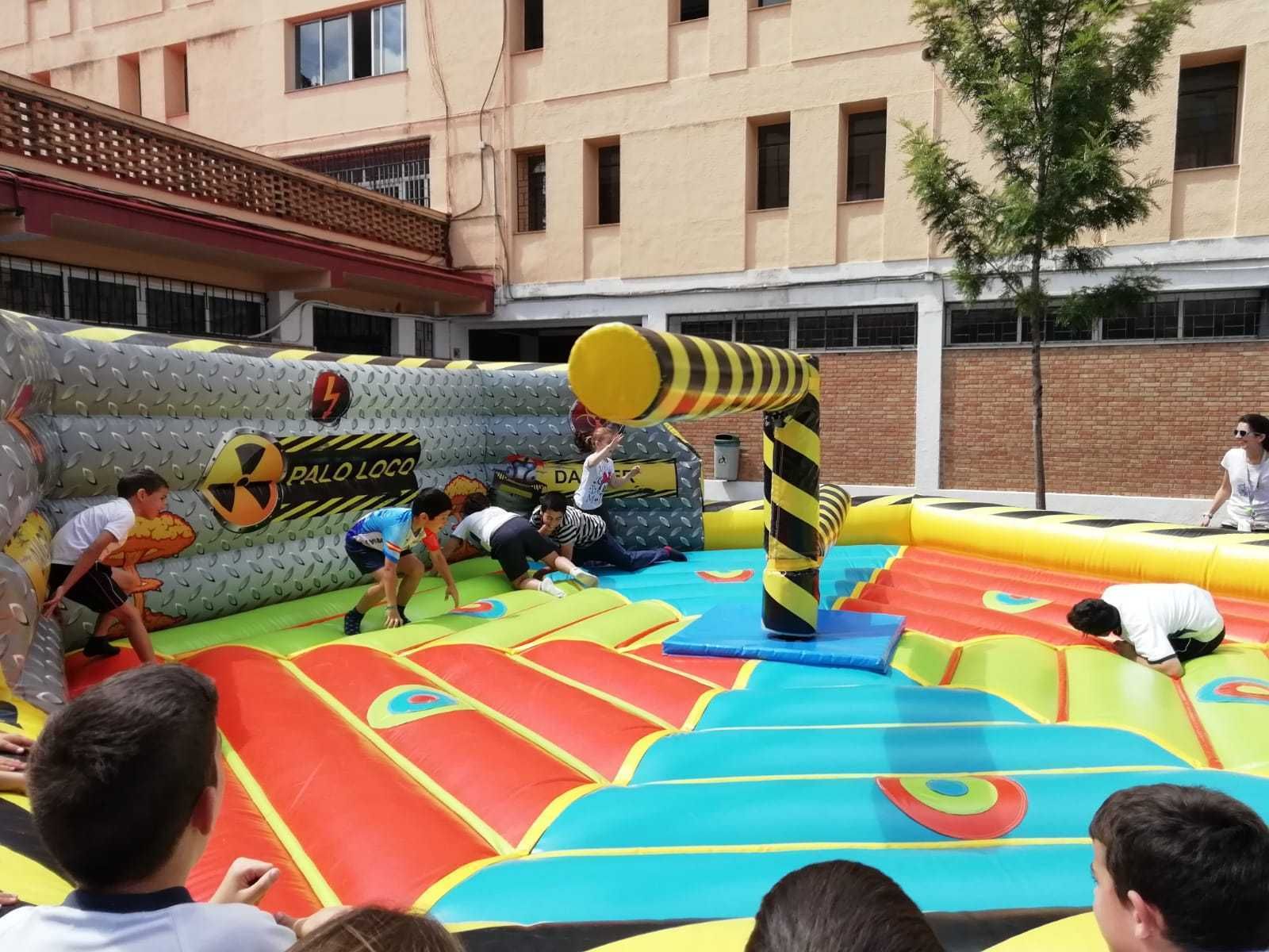 1. 3. 4. Alumnos realizan actividades deportivas en instalaciones hinchables. 2. El obispo de Huelva, José Vilaplana, presidió la eucaristía.  5. Pequeños colorean un dibujo. y 6. Alumnos participan en uno de los juegos organizados.