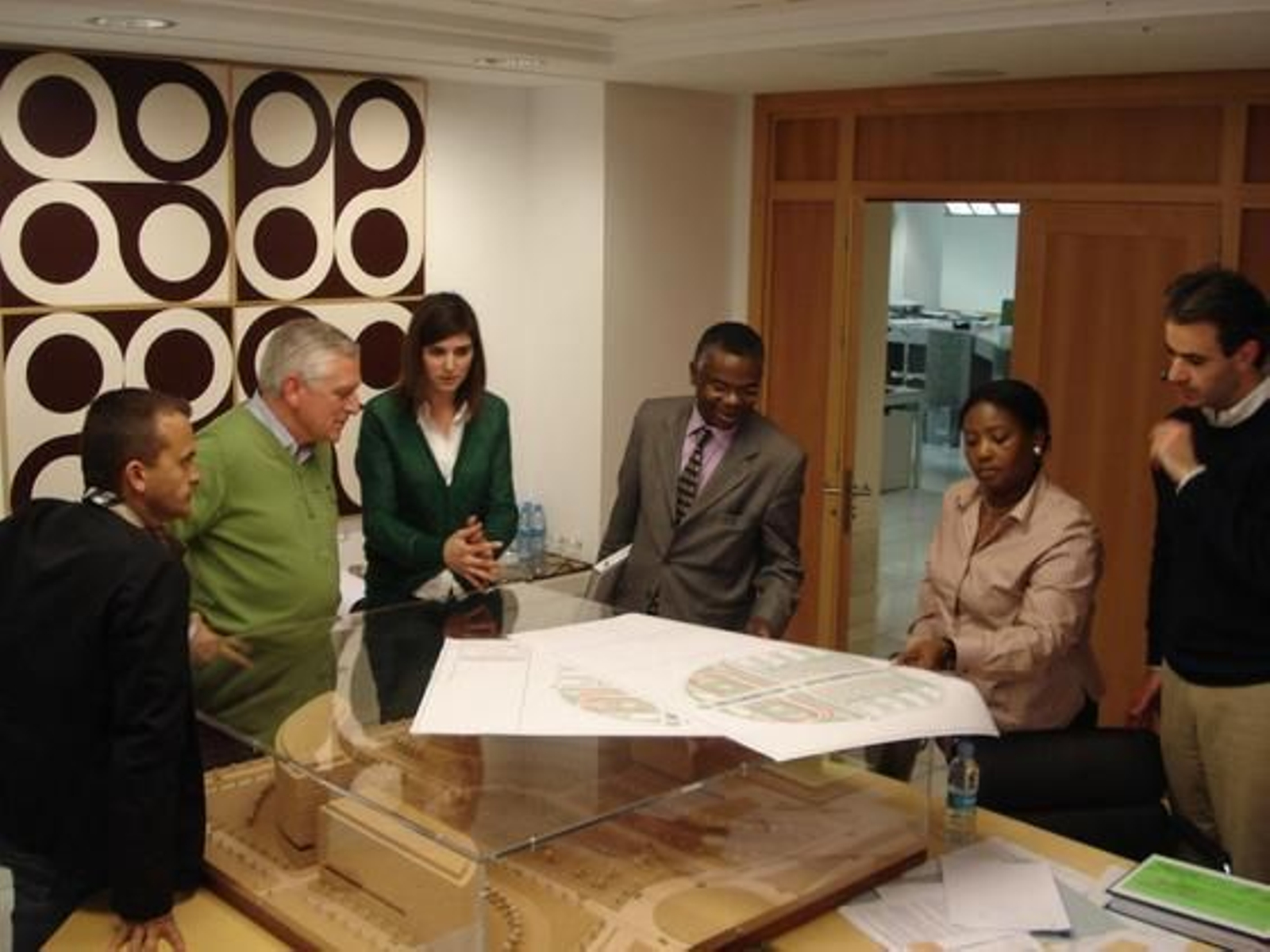 Visita al estudio de las autoridades nigerianas.

Foto: Málaga Hoy