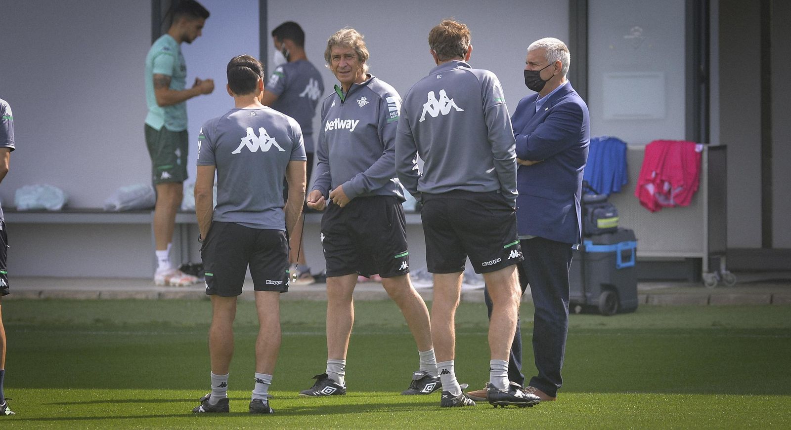 Cordón dialoga con Pellegrini y Rubén Cousillas en un entrenamiento.