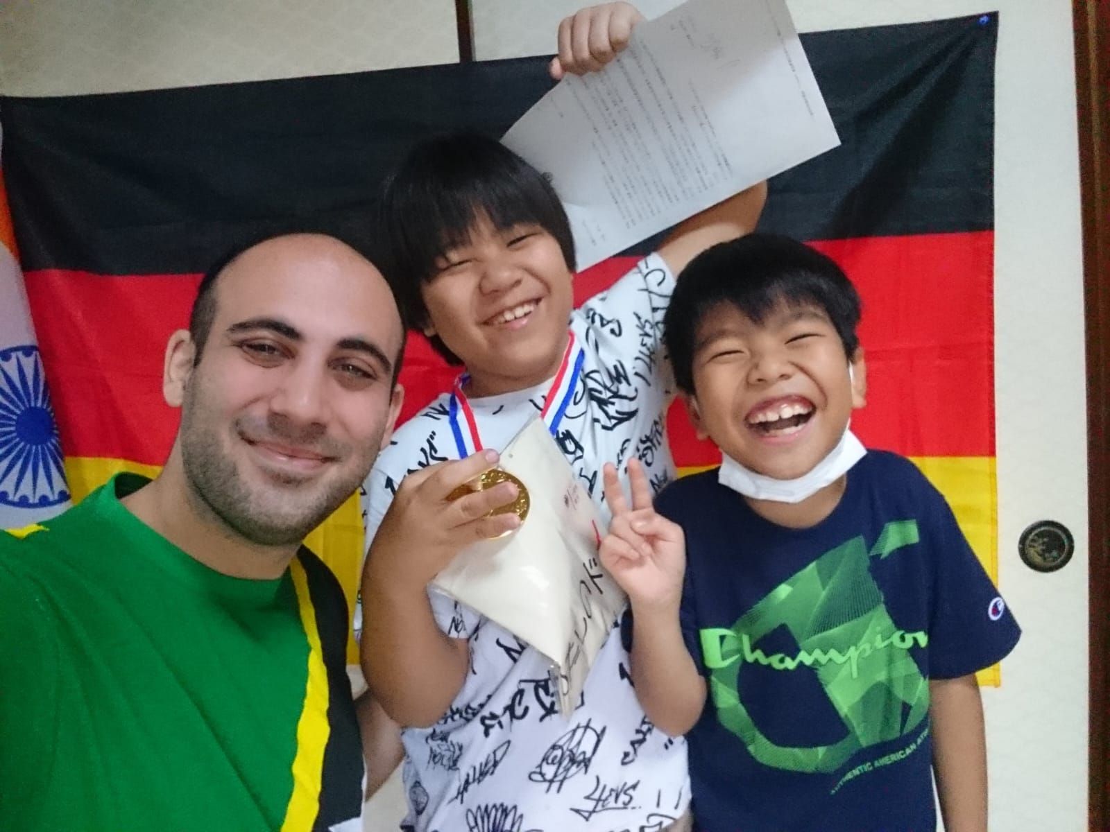 Rubén Clos junto a dos de sus alumnos en Japón.
