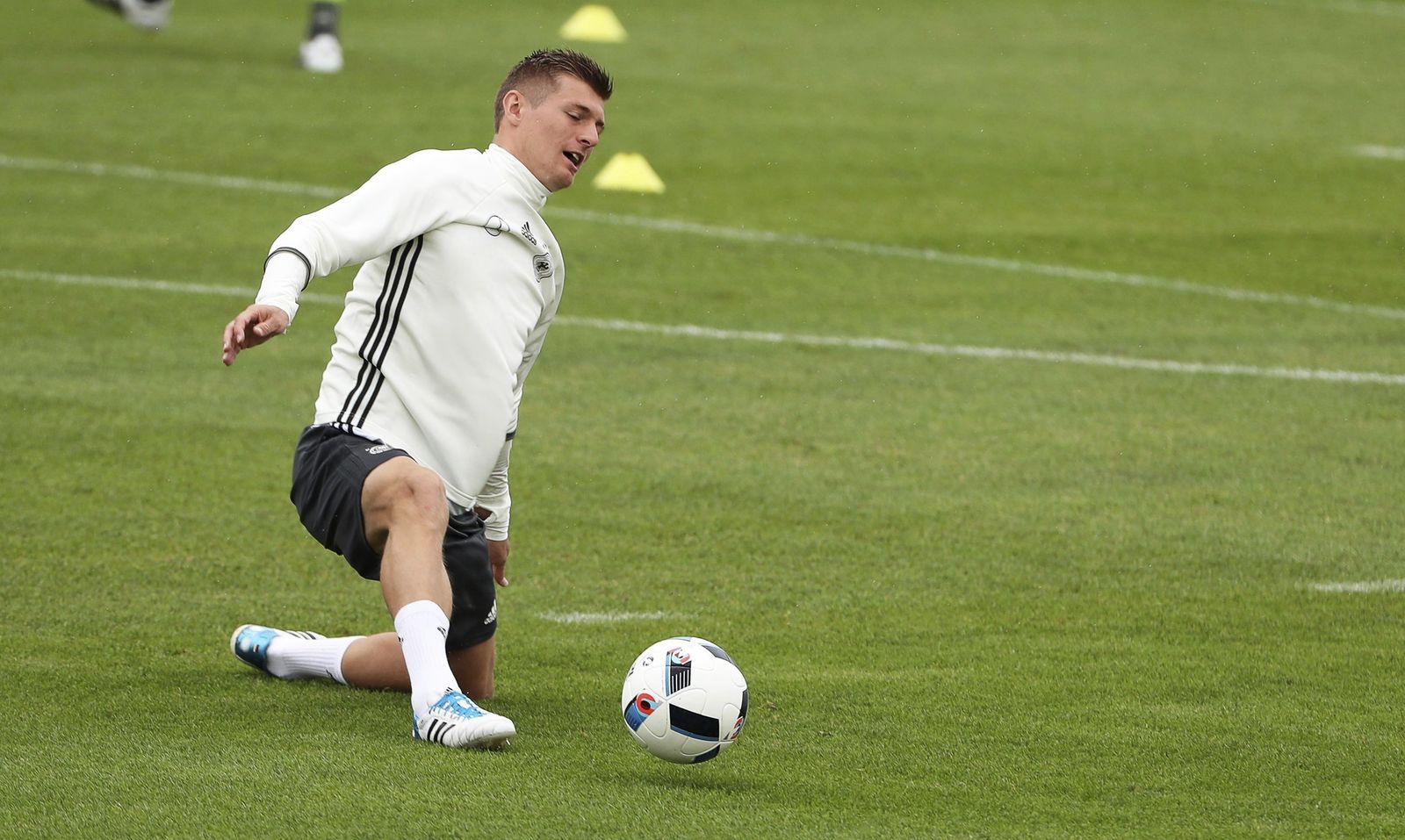 Toni Kroos se ejercita.