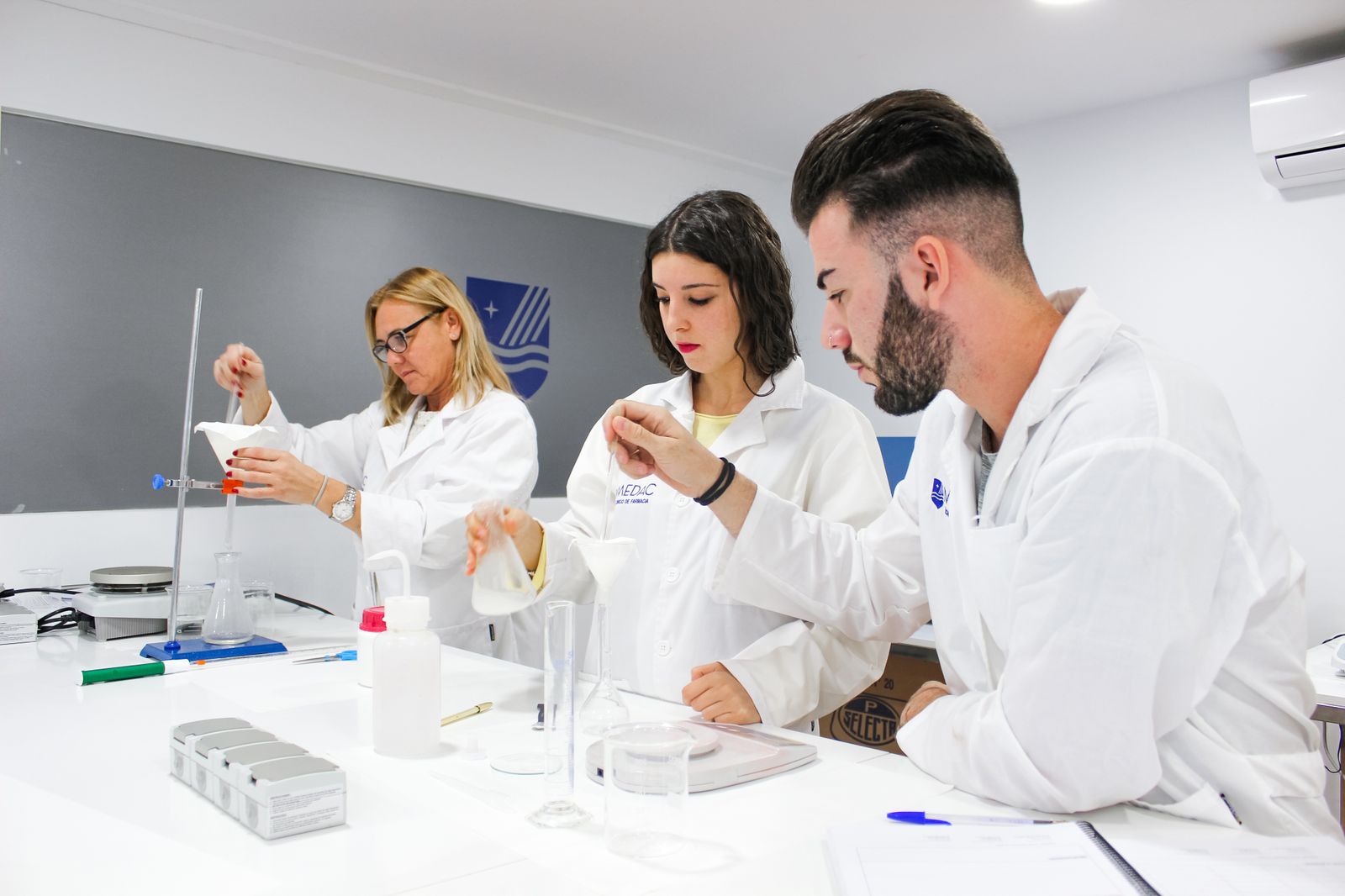 Alumnos de MEDAC del FP en Farmacia y Parafarmacia, en una de las aulas-laboratorio.
